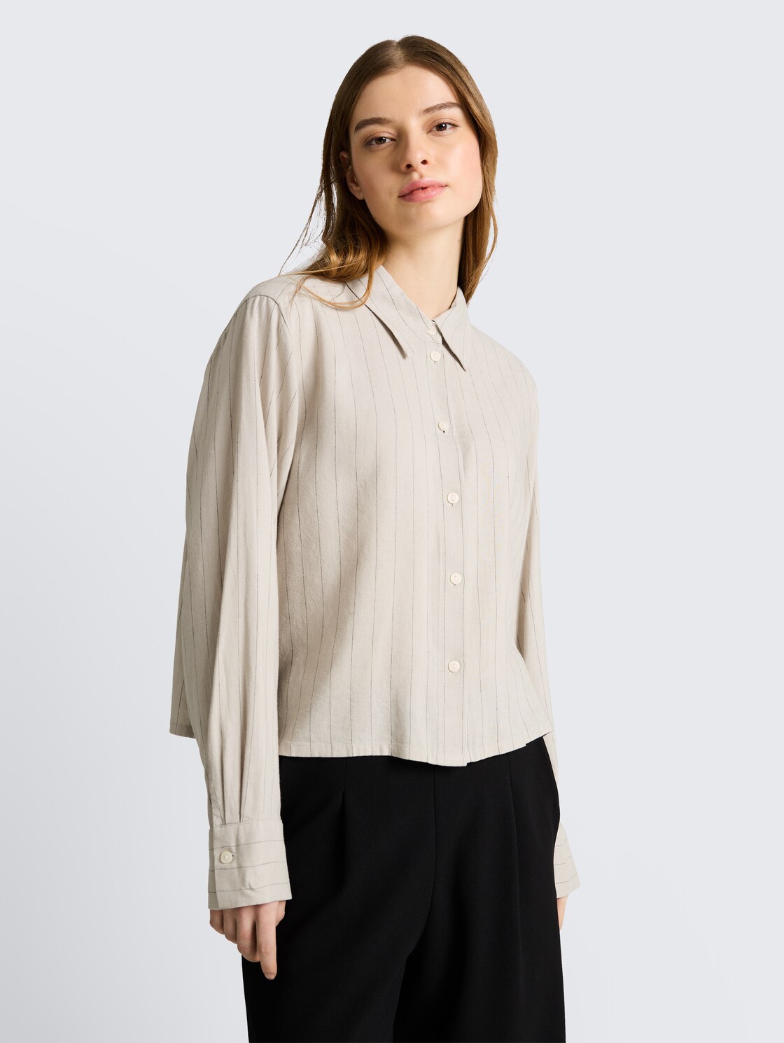 Boxy Fit Hemdbluse mit Schleifen-Detail - beige black vertical stripe - Ausschnitt Model-Vorderansicht