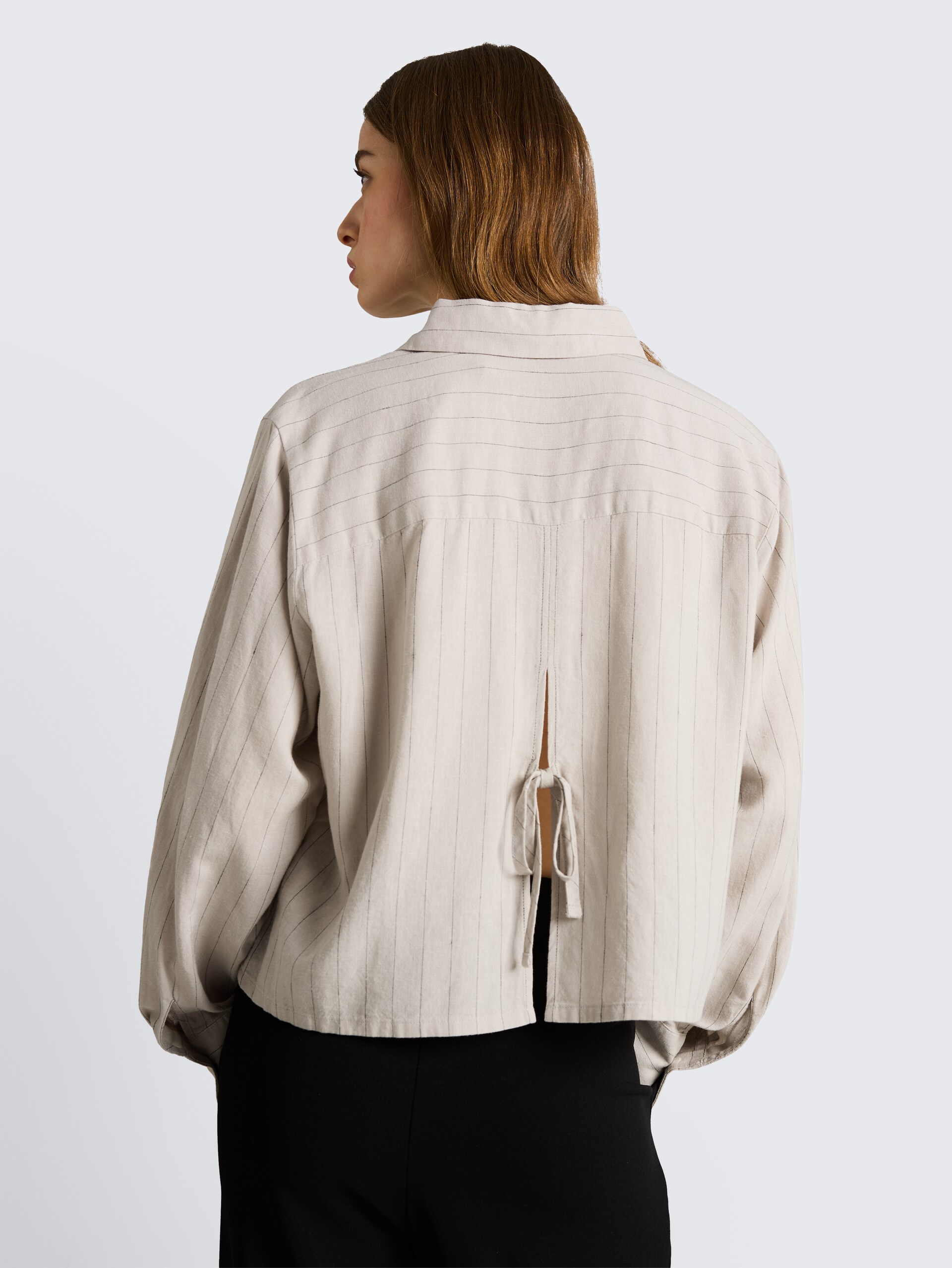 Boxy Fit Hemdbluse mit Schleifen-Detail - beige black vertical stripe - Auschnitt Model-Rückansicht