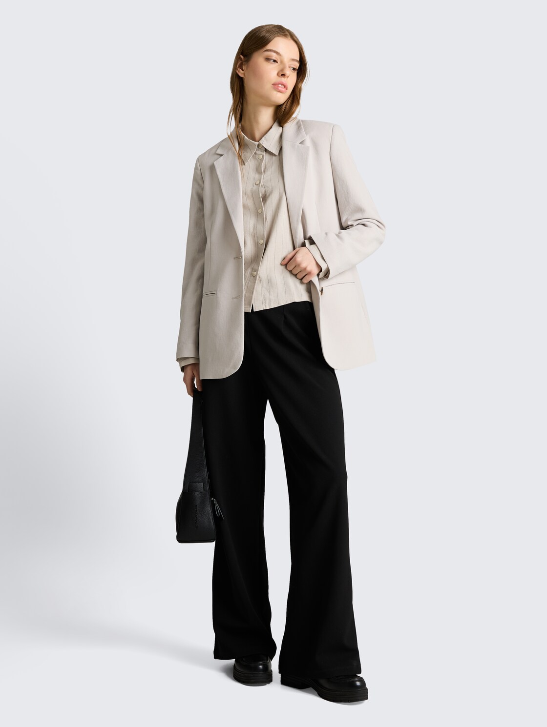 Boxy Fit Hemdbluse mit Schleifen-Detail - beige black vertical stripe - Model-Vorderansicht