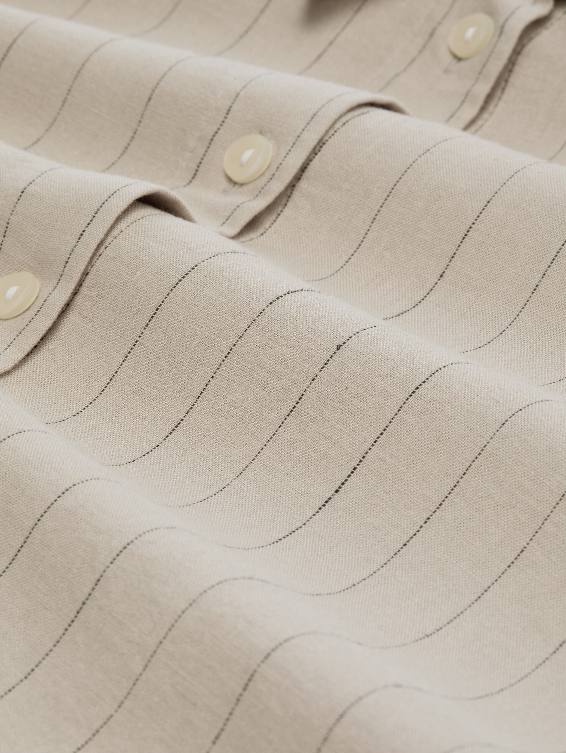 Boxy Fit Hemdbluse mit Schleifen-Detail - beige black vertical stripe - Material-Ansicht