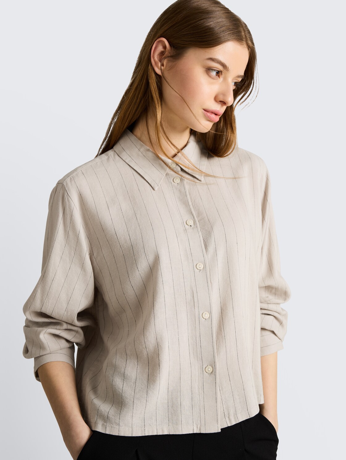 Boxy Fit Hemdbluse mit Schleifen-Detail - beige black vertical stripe - Detail-Model-Ansicht