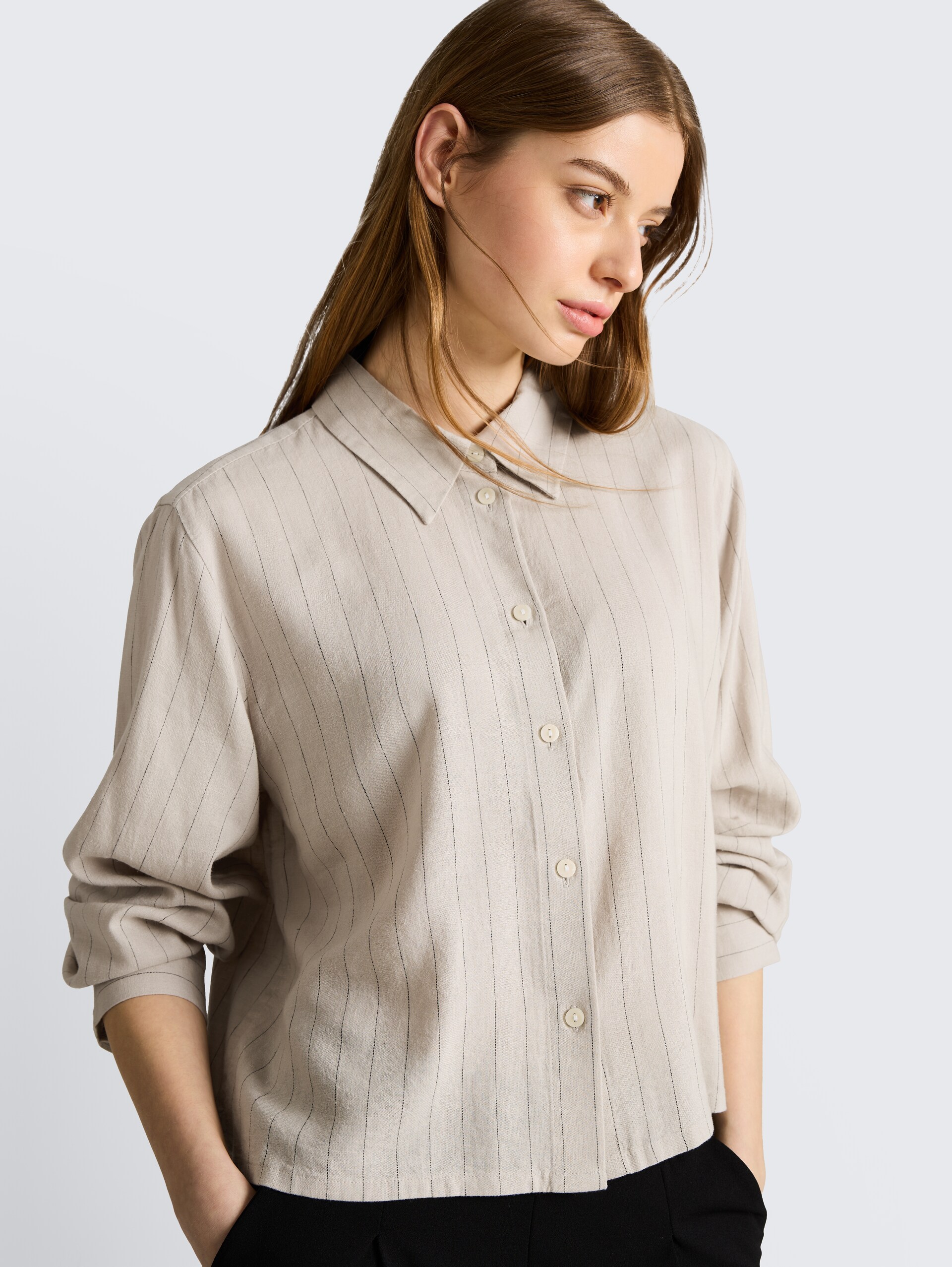 Boxy Fit Hemdbluse mit Schleifen-Detail - beige black vertical stripe - Detail-Model-Ansicht