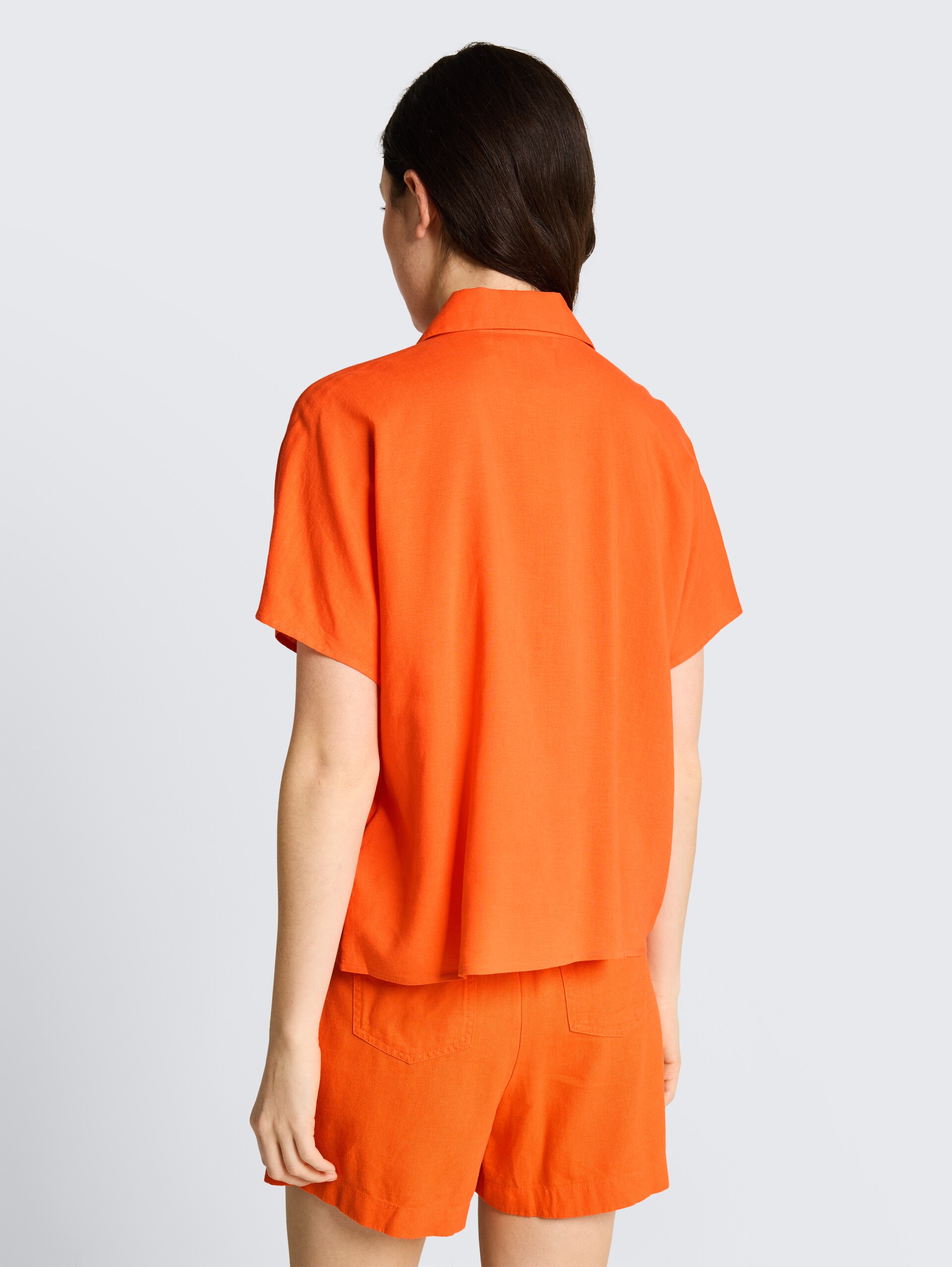 Boxy fit blouse met linnen - Fiery Orange - Neklijn model-achteraanzicht