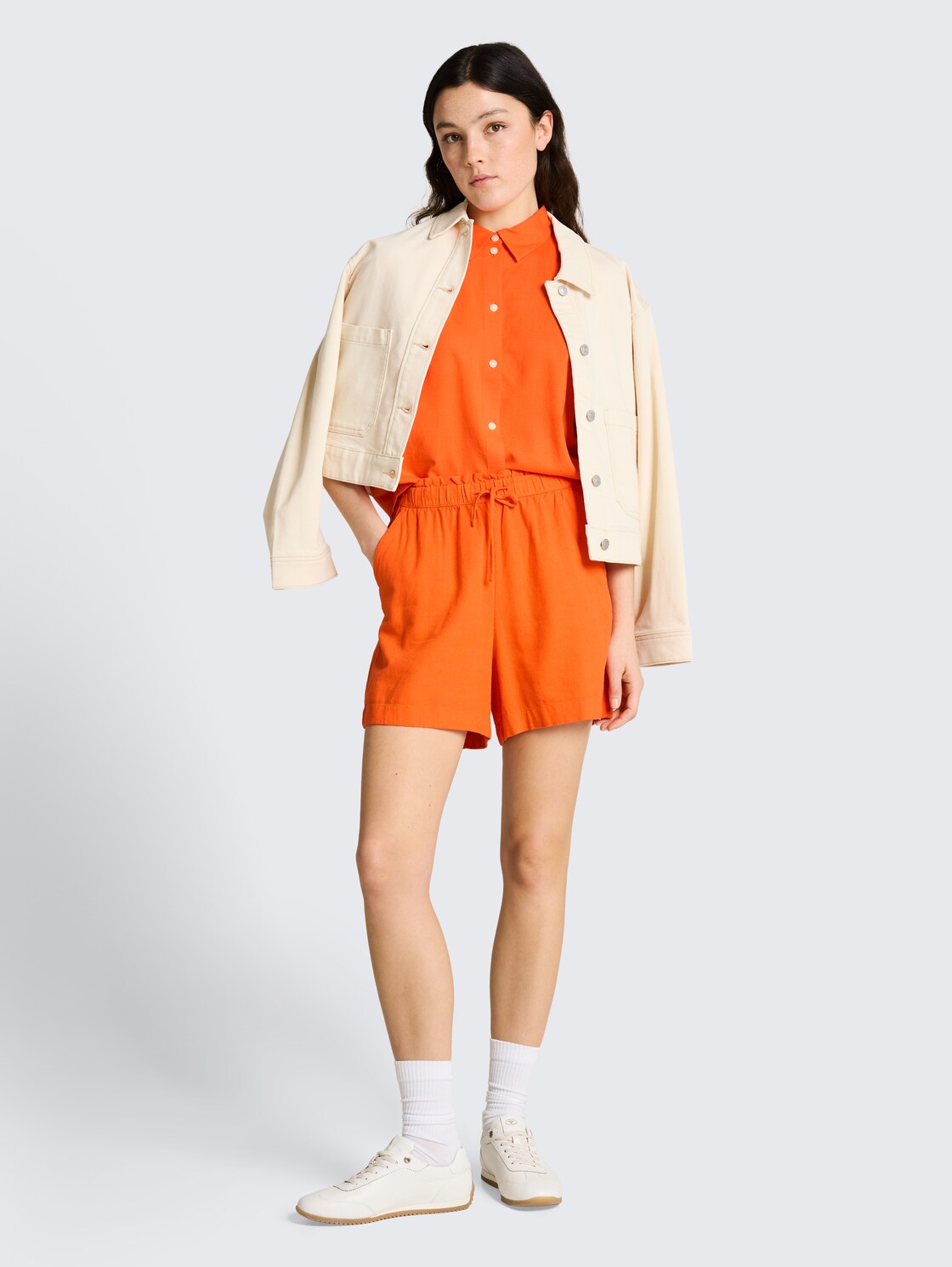 Boxy Fit Bluse mit Leinenanteil - Fiery Orange - Model-Vorderansicht