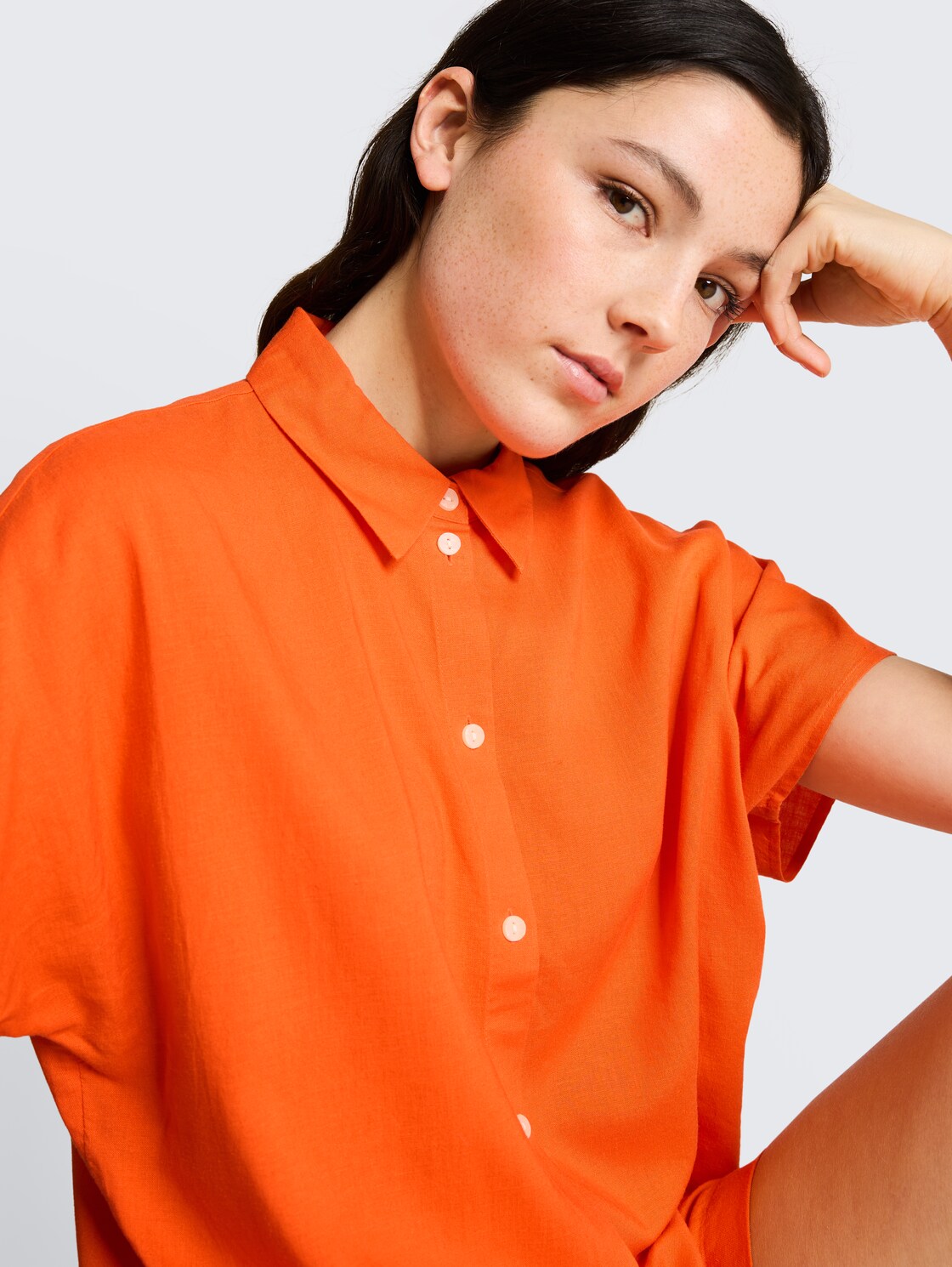 Boxy Fit Bluse mit Leinenanteil - Fiery Orange - Detail-Model-Ansicht
