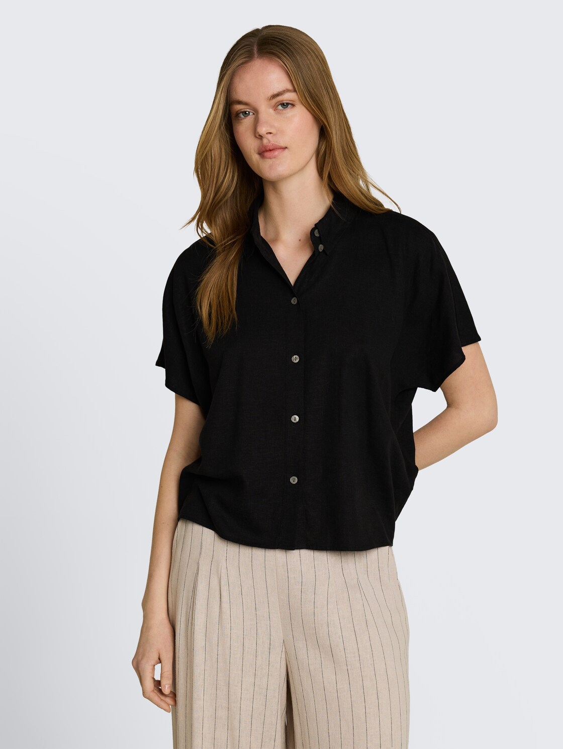 Boxy Fit Bluse mit Leinenanteil - deep black - Ausschnitt Model-Vorderansicht