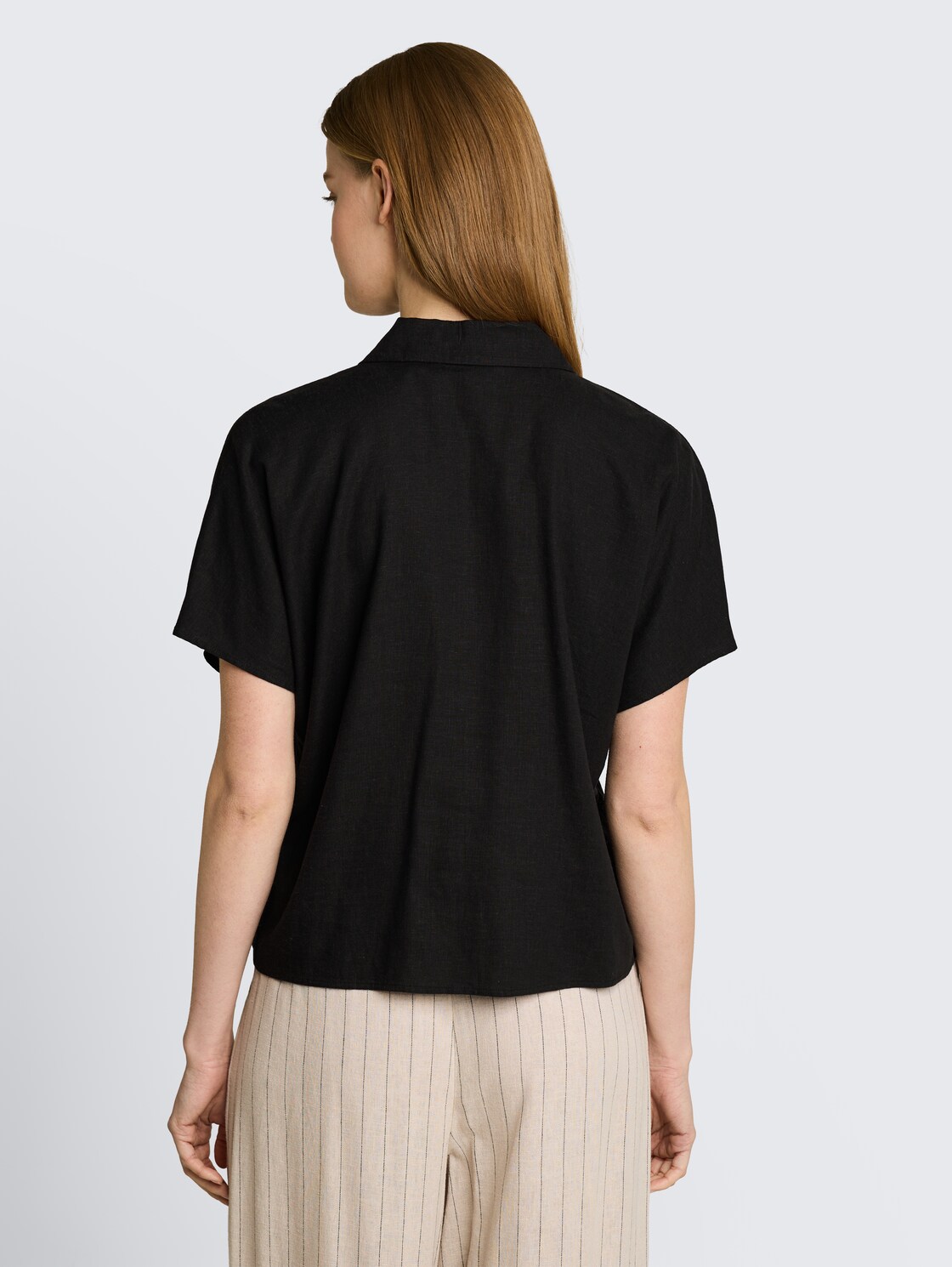 Boxy Fit Bluse mit Leinenanteil - deep black - Auschnitt Model-Rückansicht