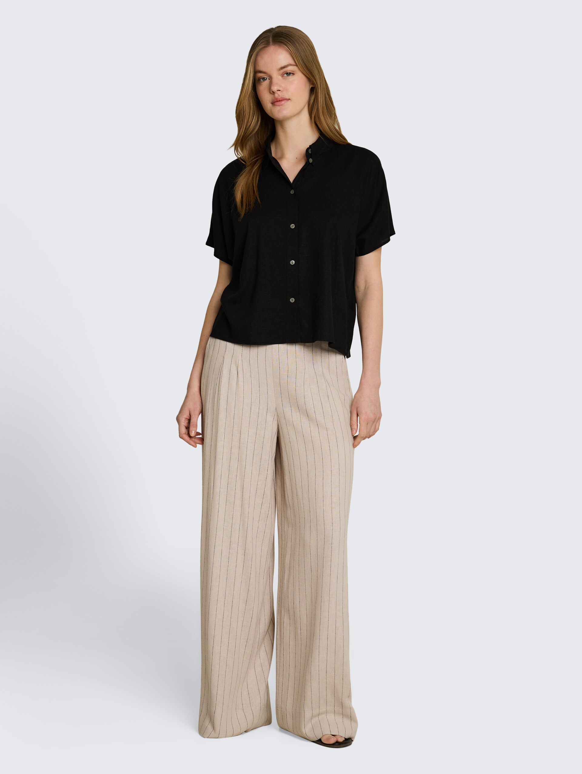 Boxy Fit Bluse mit Leinenanteil - deep black - Model-Vorderansicht