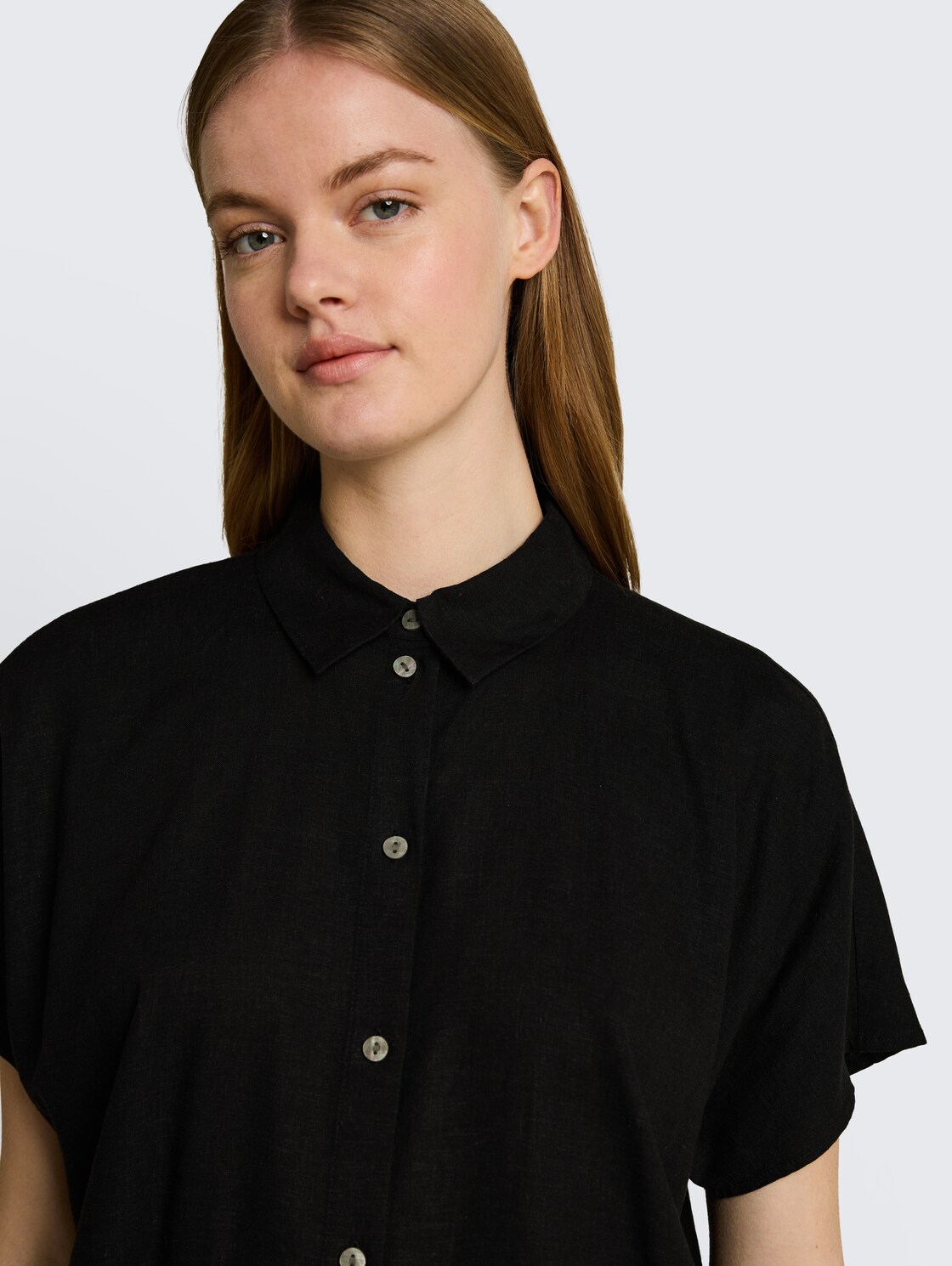 Boxy Fit Bluse mit Leinenanteil - deep black - Detail-Model-Ansicht