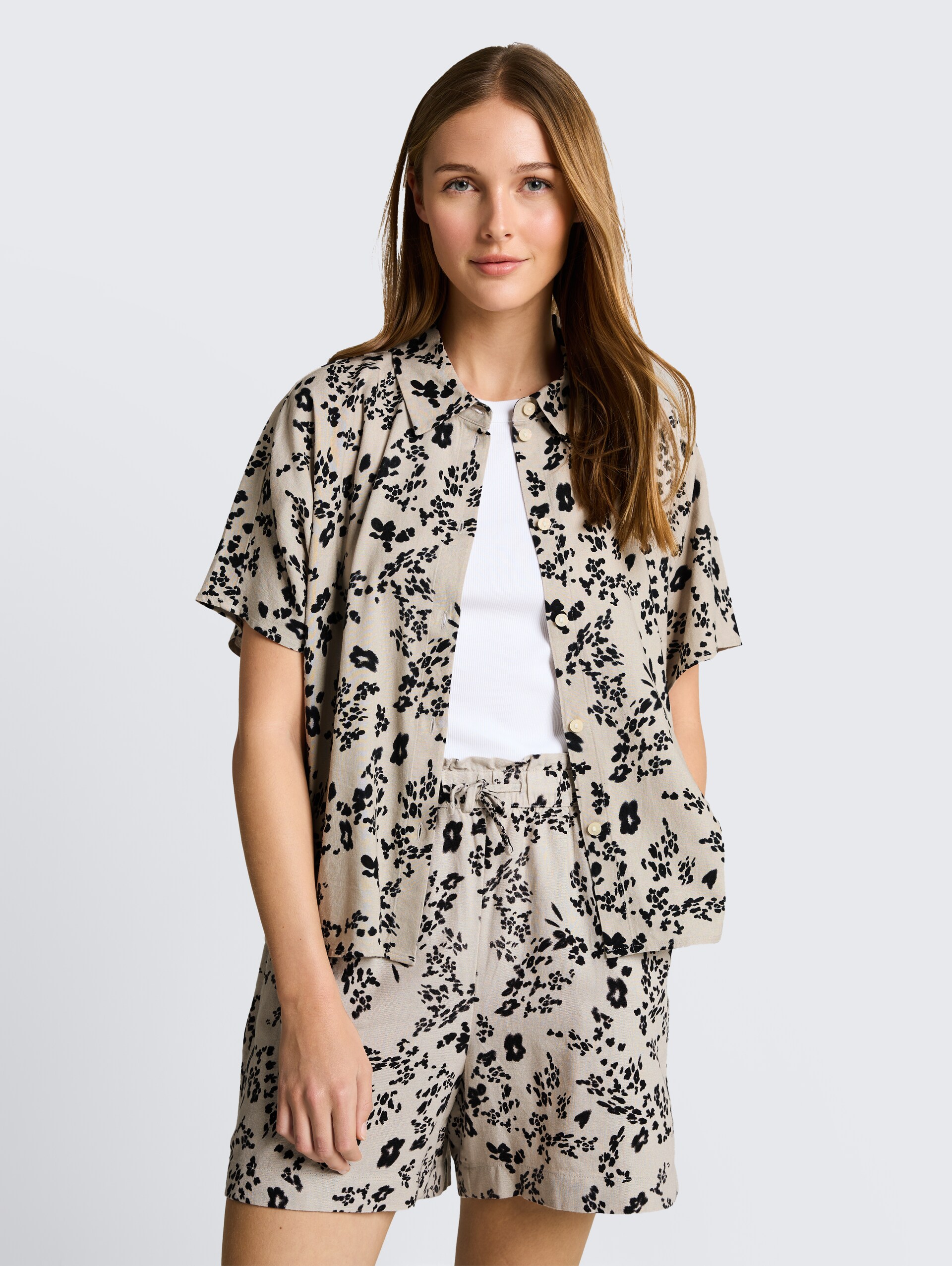 Boxy fit blouse met linnen - beige black flower print - Nek model vooraanzicht