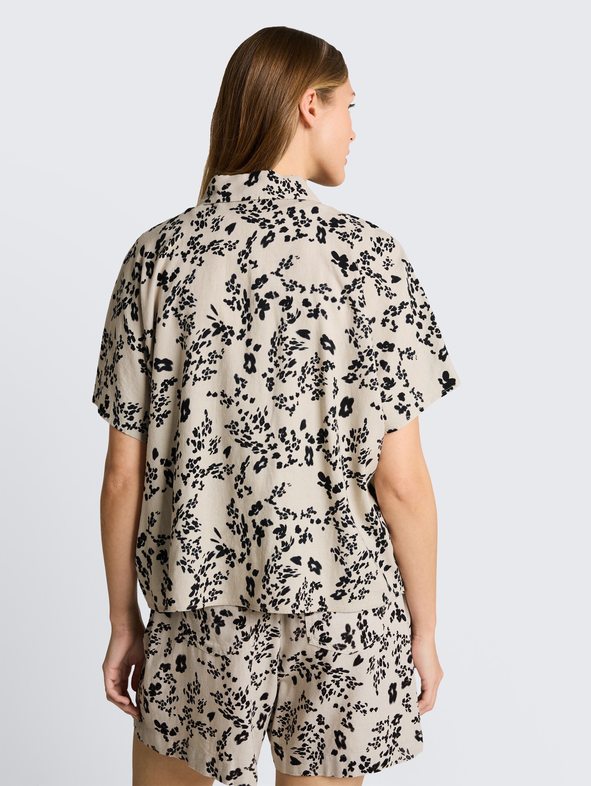 Boxy fit blouse met linnen - beige black flower print - Neklijn model-achteraanzicht