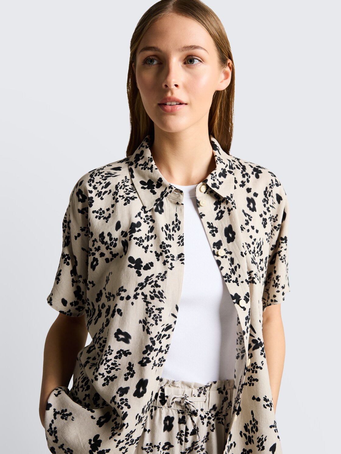 Boxy Fit Bluse mit Leinenanteil - beige black flower print - Detail-Model-Ansicht
