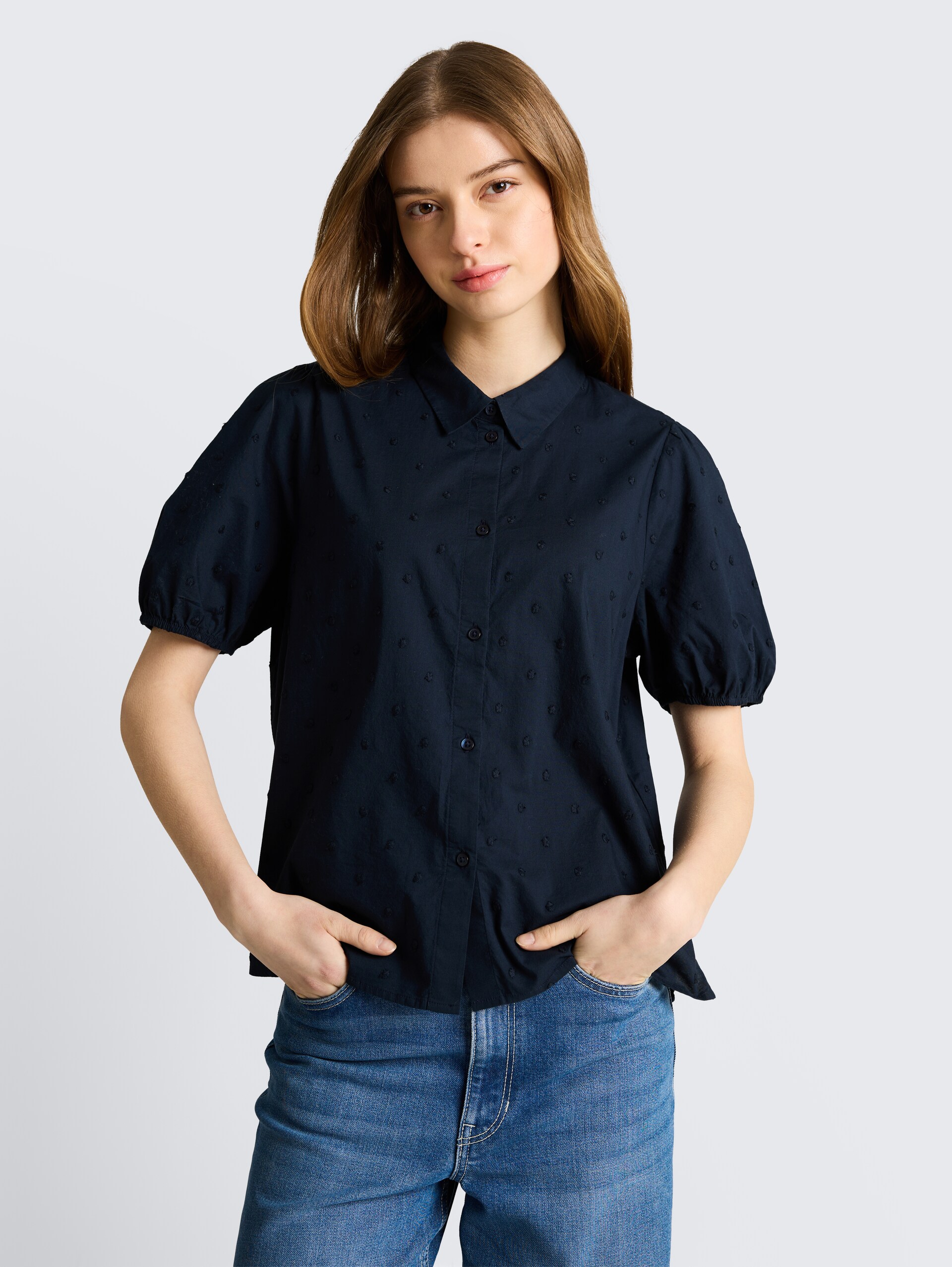 Blouse met borduursel - sky captain blue - Nek model vooraanzicht