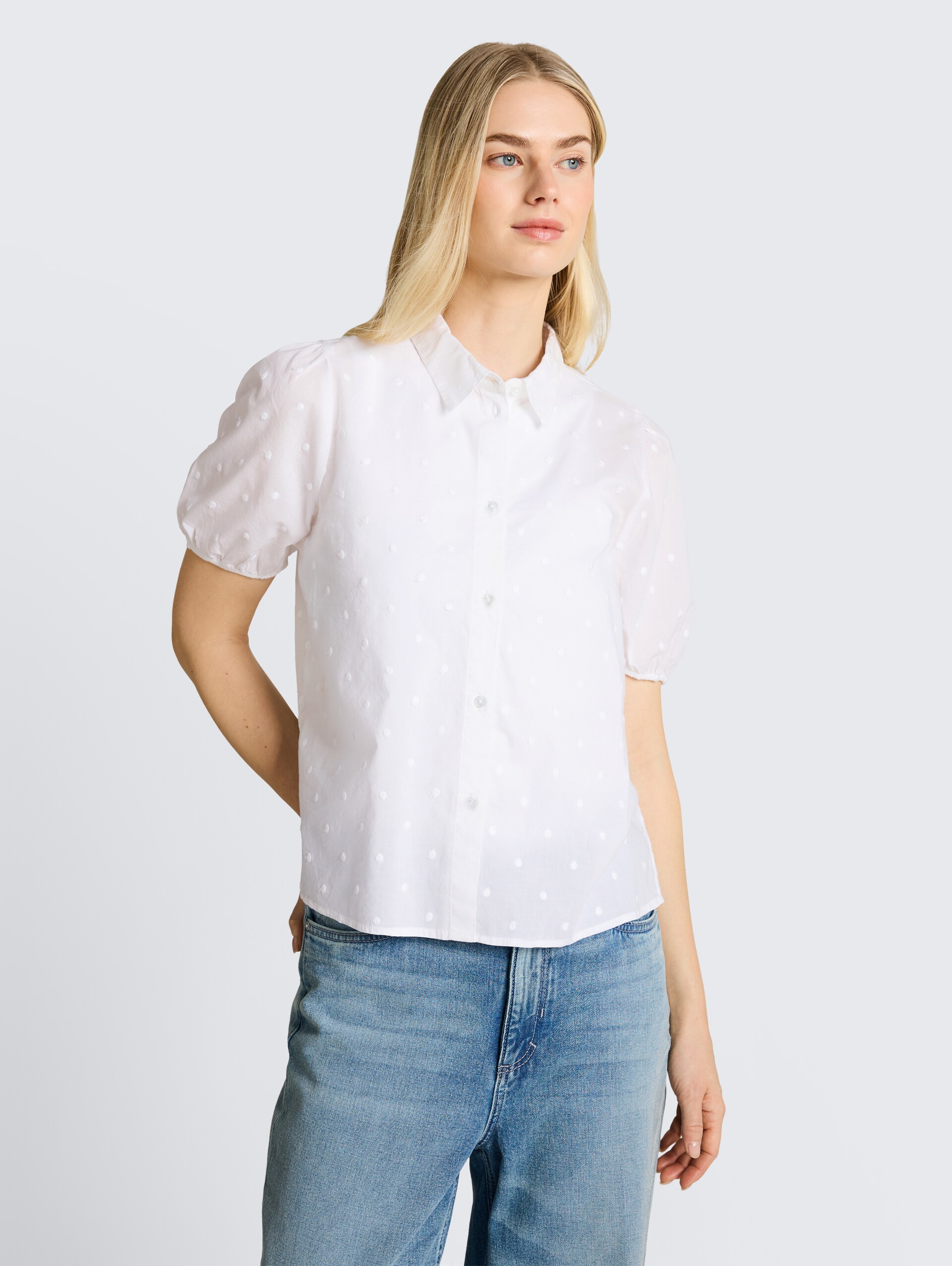 Bluse mit Stickerei - White - Ausschnitt Model-Vorderansicht