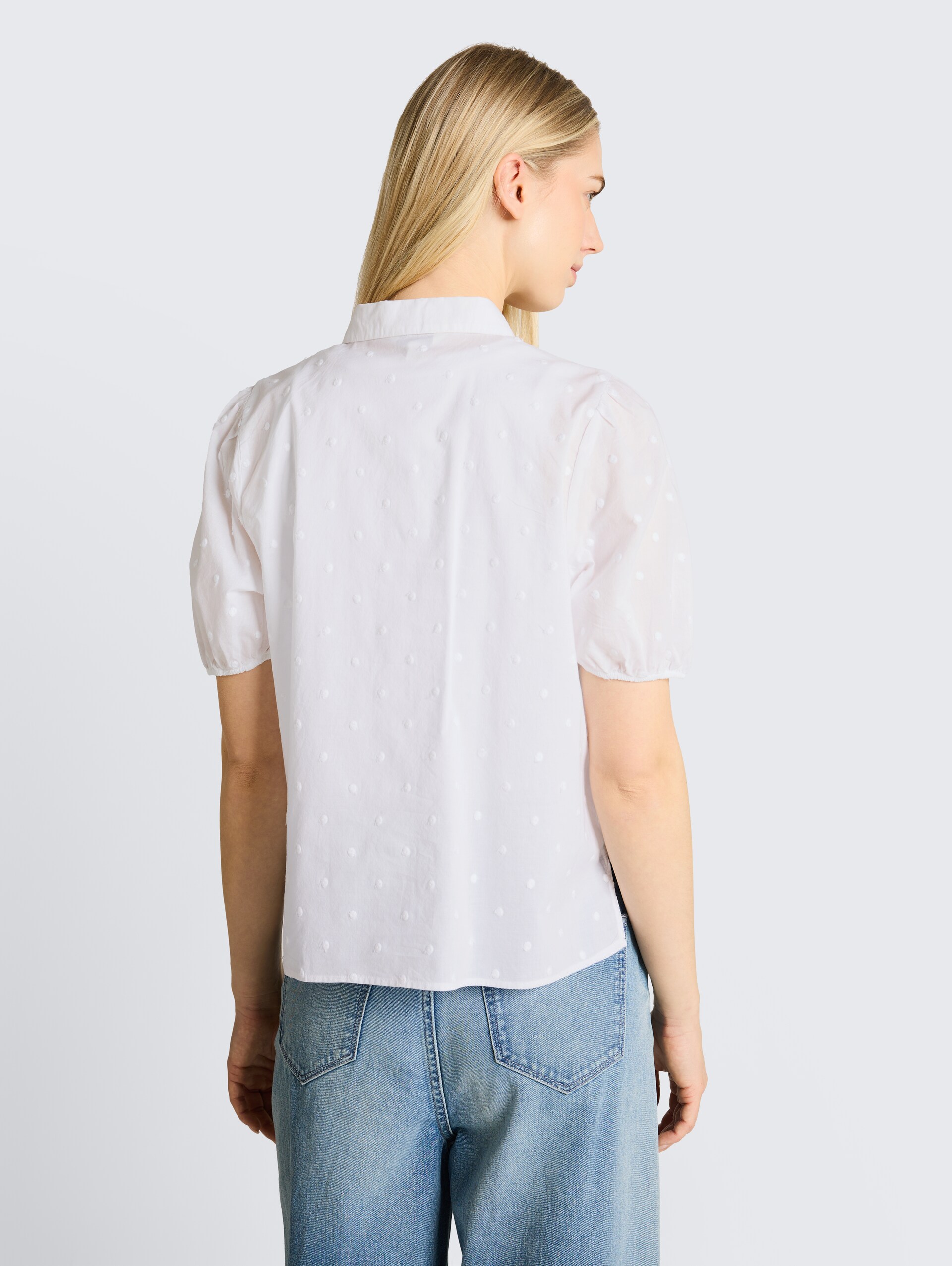 Bluse mit Stickerei - White - Auschnitt Model-Rückansicht