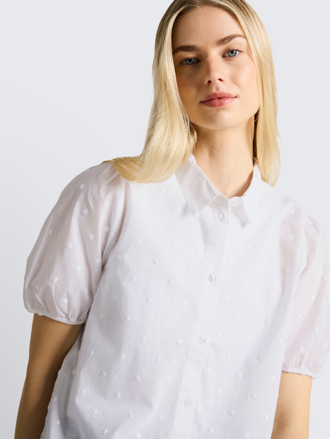 Bluse mit Stickerei - White - Detail-Model-Ansicht