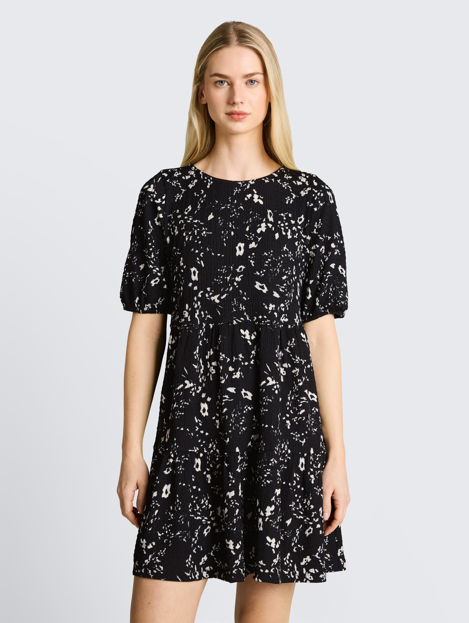 Crinkle Mini-Kleid mit Blumenmuster - black white flower print - Model-Vorderansicht