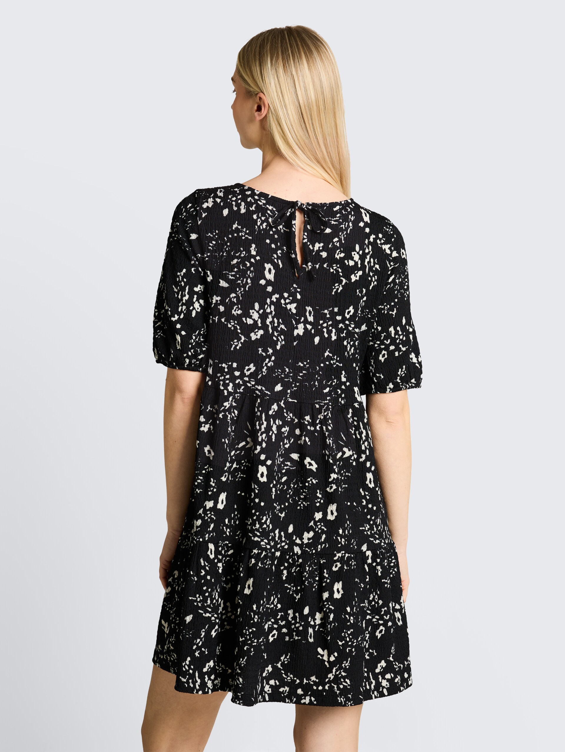 Crinkle Mini-Kleid mit Blumenmuster - black white flower print - Model-Rückansicht