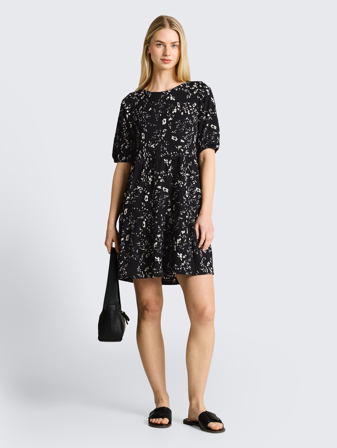 Crinkle Mini-Kleid mit Blumenmuster - black white flower print - seitliche Model-Ansicht