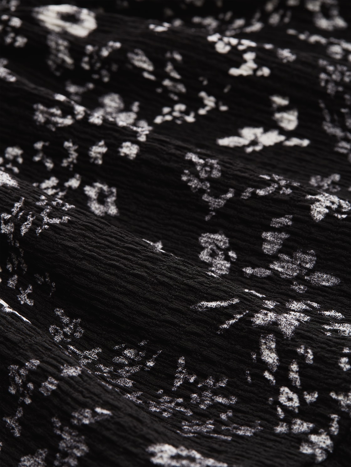 Crinkle Mini-Kleid mit Blumenmuster - black white flower print - Material-Ansicht