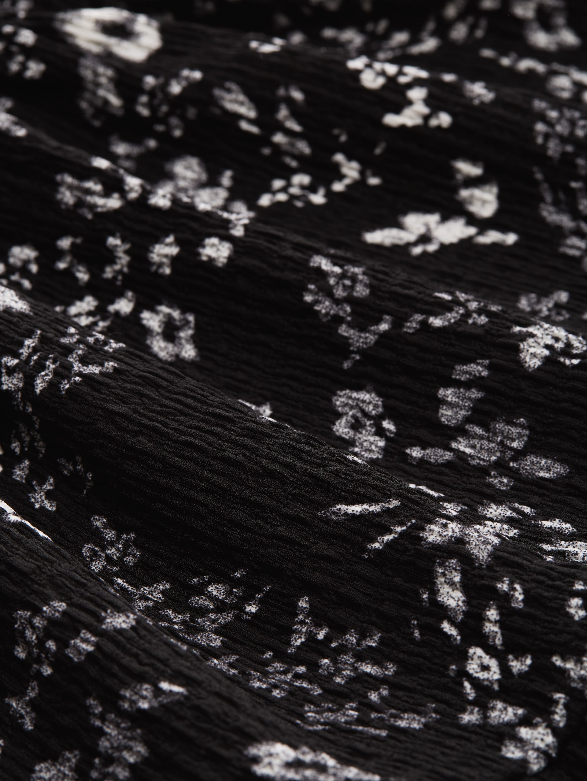 Crinkle Mini-Kleid mit Blumenmuster - black white flower print - Material-Ansicht