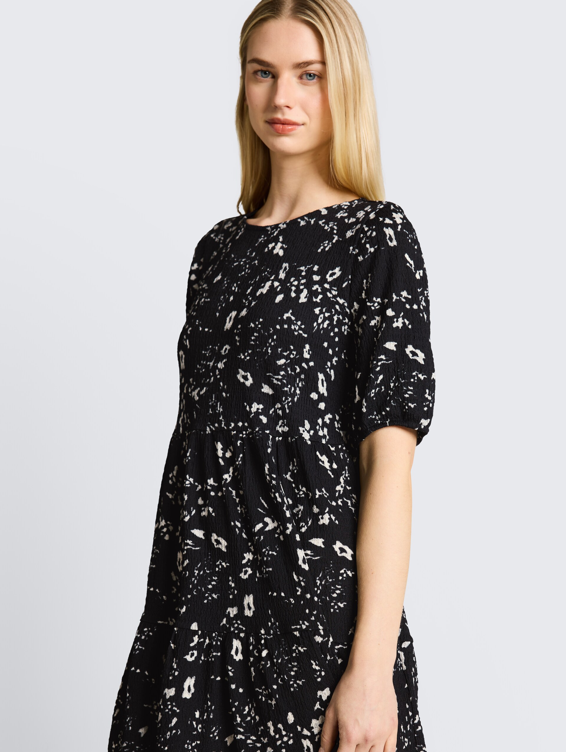 Crinkle Mini-Kleid mit Blumenmuster - black white flower print - Detail-Model-Ansicht