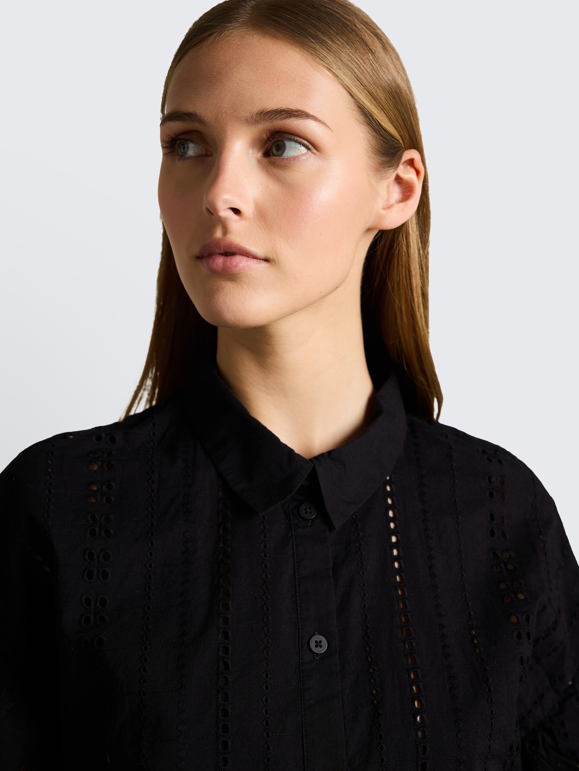 Mini-Kleid mit Lockstickerei - deep black - Detail-Model-Ansicht