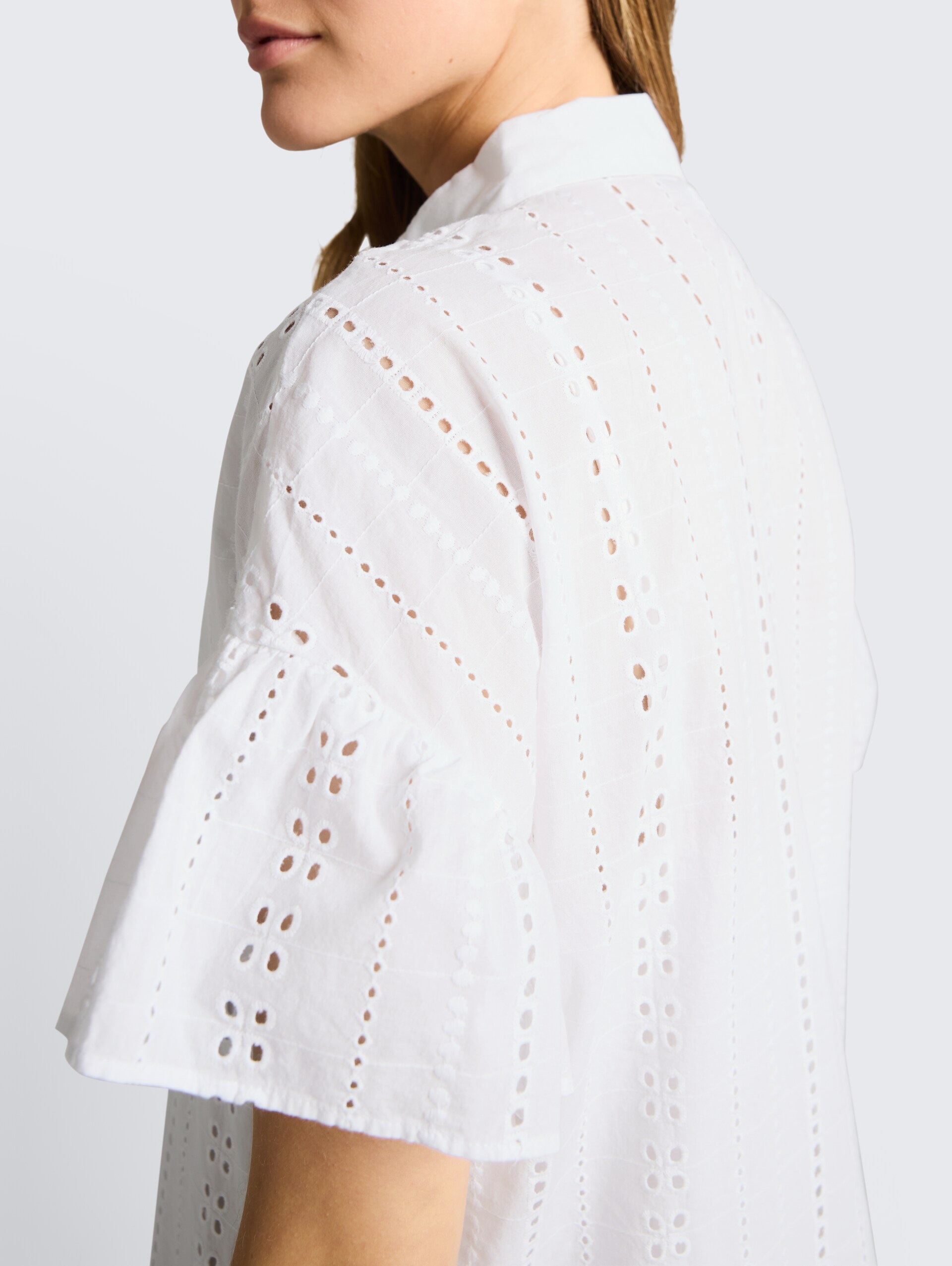 Mini-Kleid mit Lockstickerei - White - Detail-Model-Ansicht