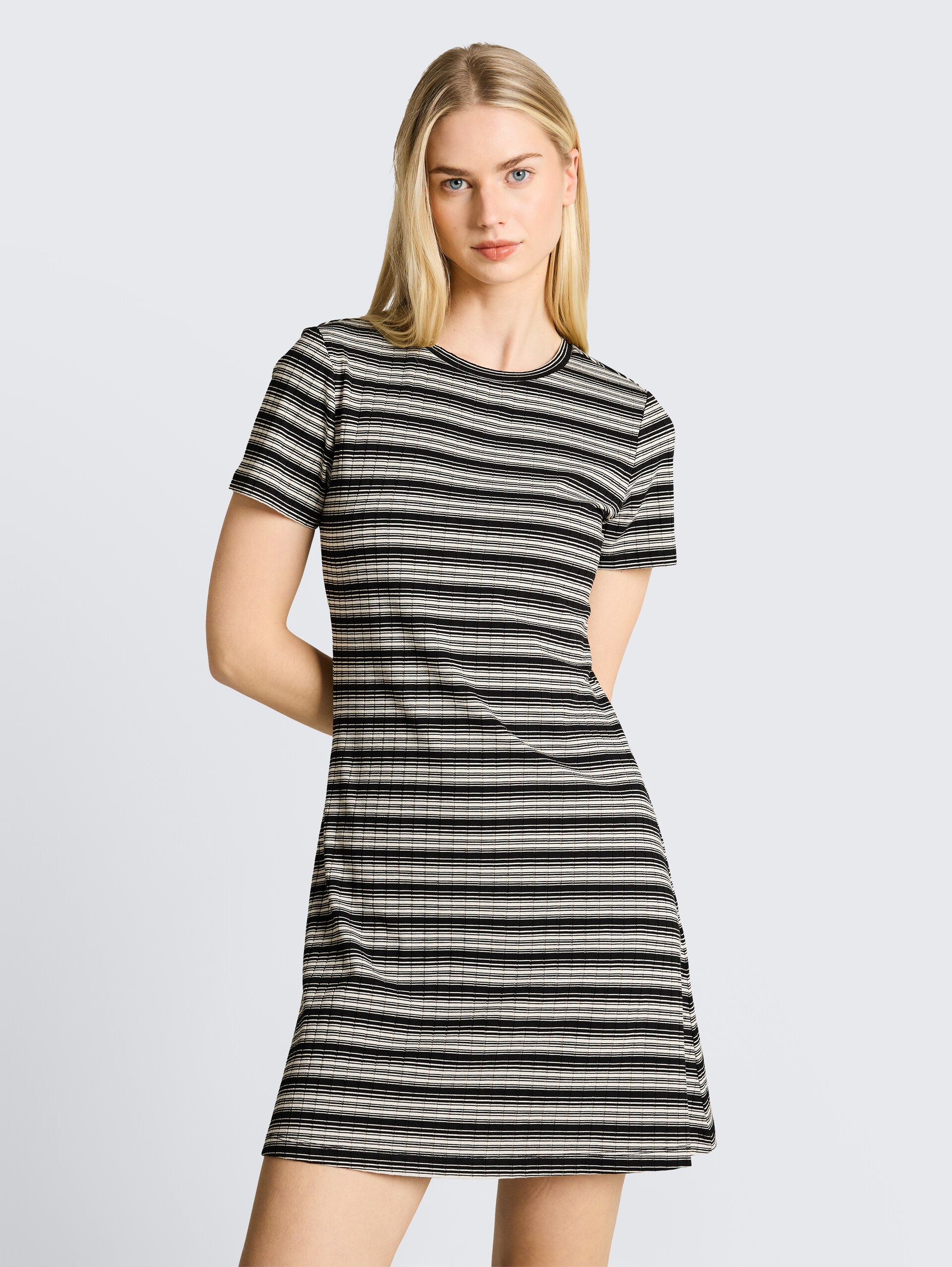 Fitted Mini-Kleid mit Streifenmuster - black white gradient stripe - Model-Vorderansicht