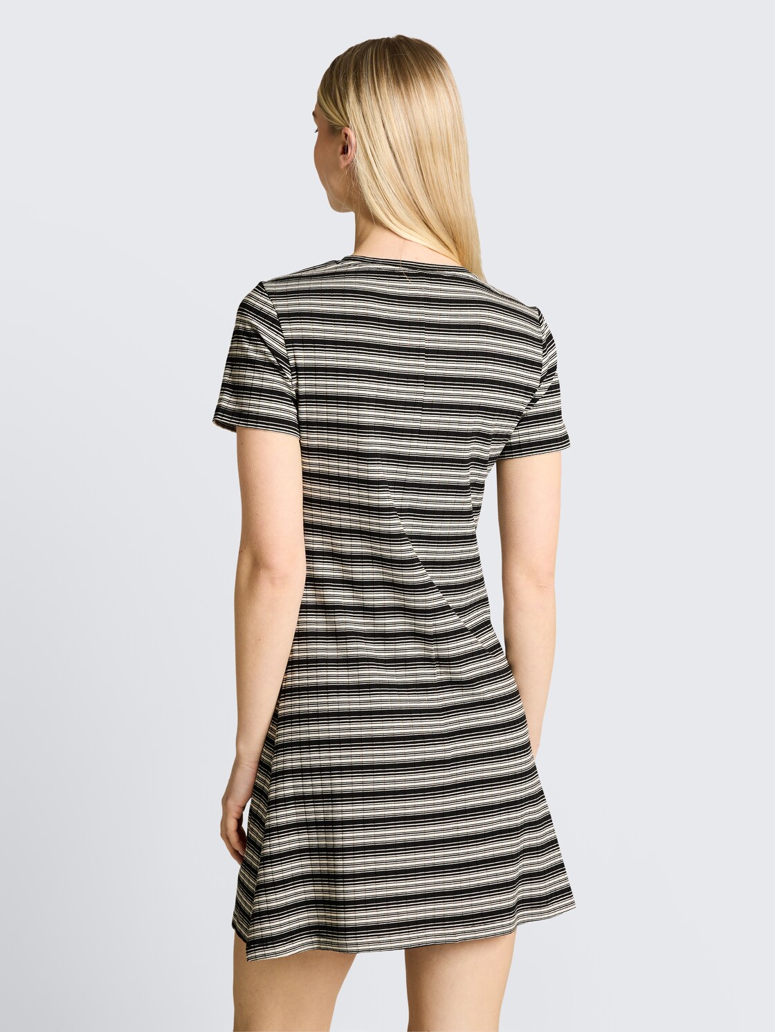 Fitted Mini-Kleid mit Streifenmuster - black white gradient stripe - Model-Rückansicht