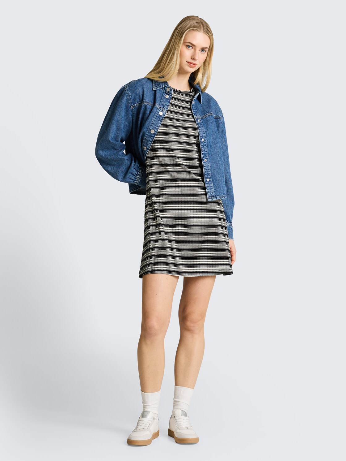 Fitted Mini-Kleid mit Streifenmuster - black white gradient stripe - seitliche Model-Ansicht