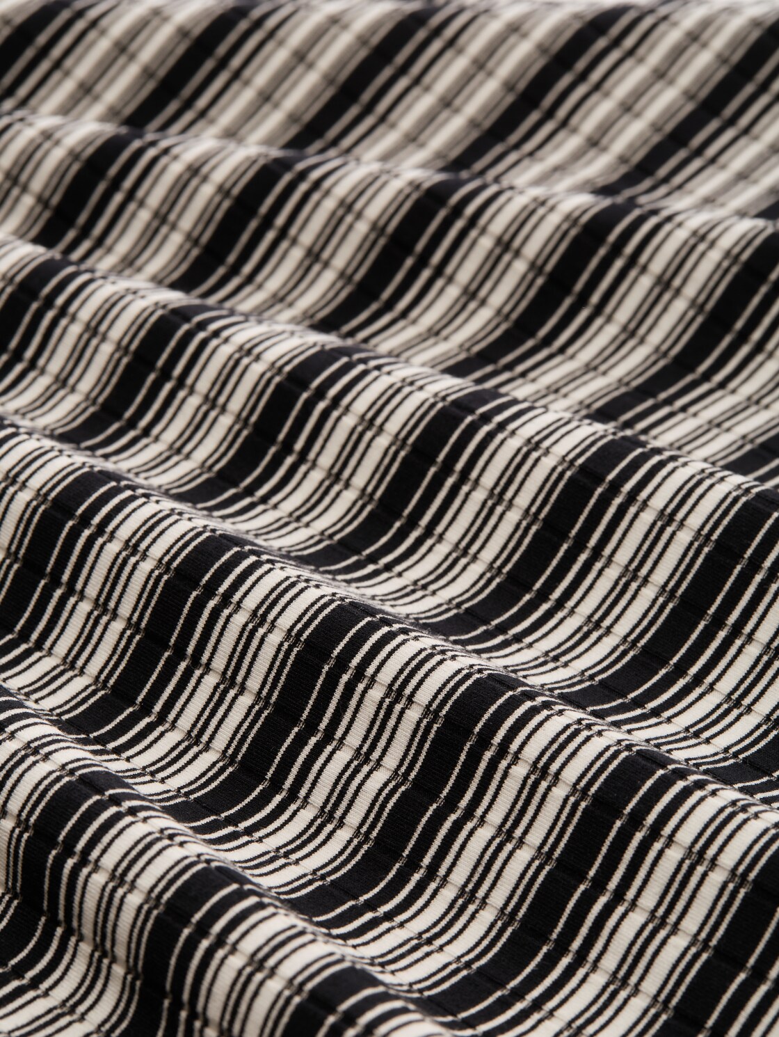 Fitted Mini-Kleid mit Streifenmuster - black white gradient stripe - Material-Ansicht