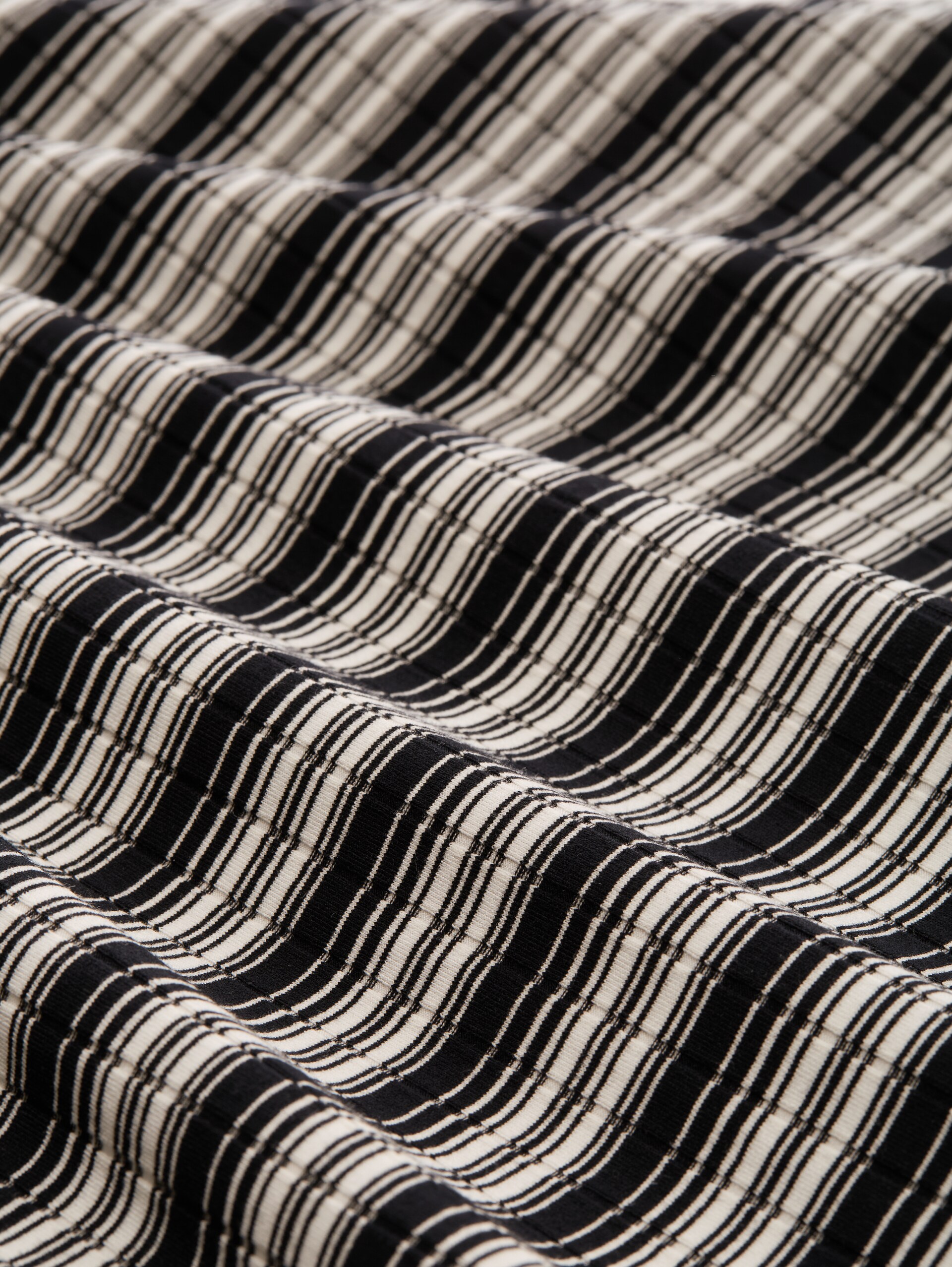 Fitted Mini-Kleid mit Streifenmuster - black white gradient stripe - Material-Ansicht