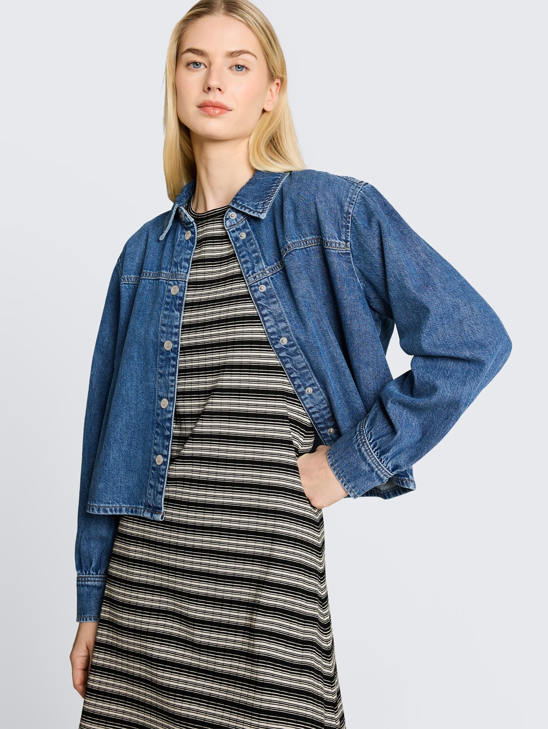 Fitted Mini-Kleid mit Streifenmuster - black white gradient stripe - Detail-Model-Ansicht