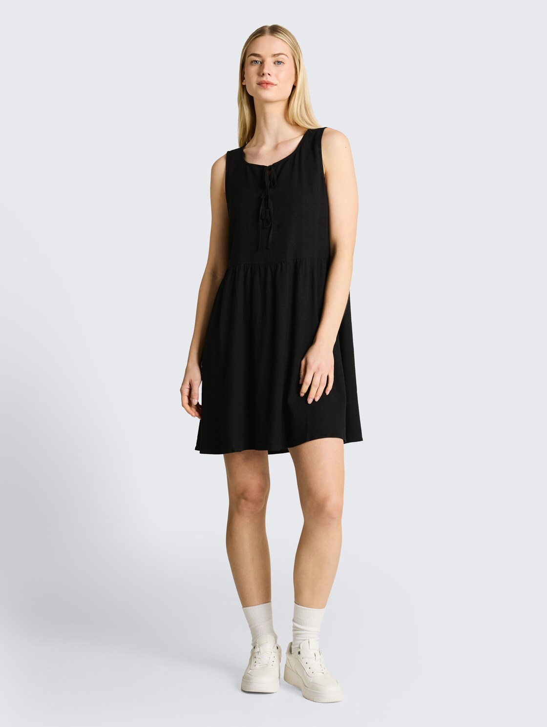 Mini-Kleid mit Leinenanteil - deep black - seitliche Model-Ansicht