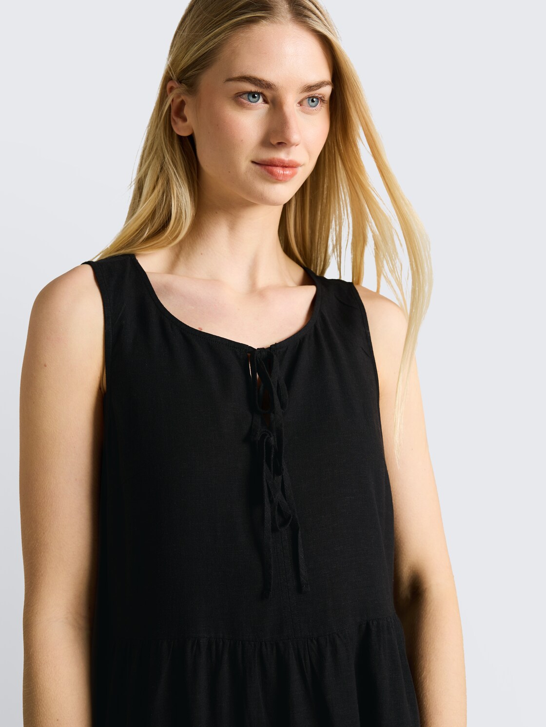 Mini-Kleid mit Leinenanteil - deep black - Detail-Model-Ansicht