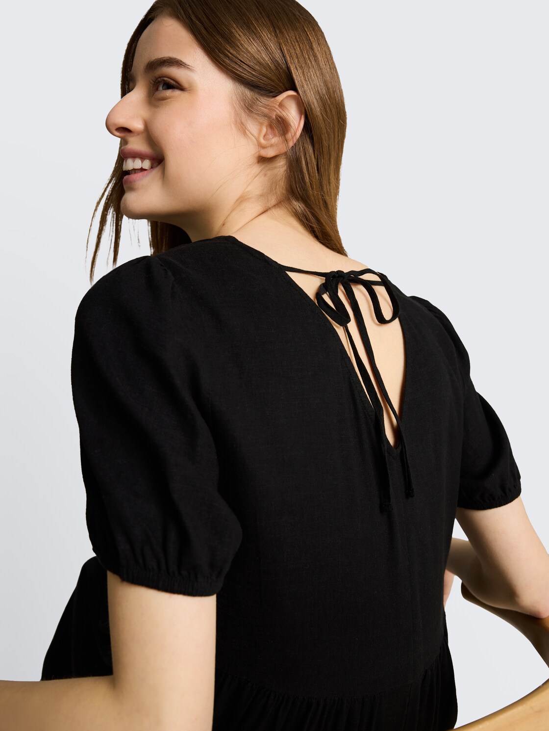 Midi-Kleid mit Leinenanteil - deep black - Detail-Model-Ansicht