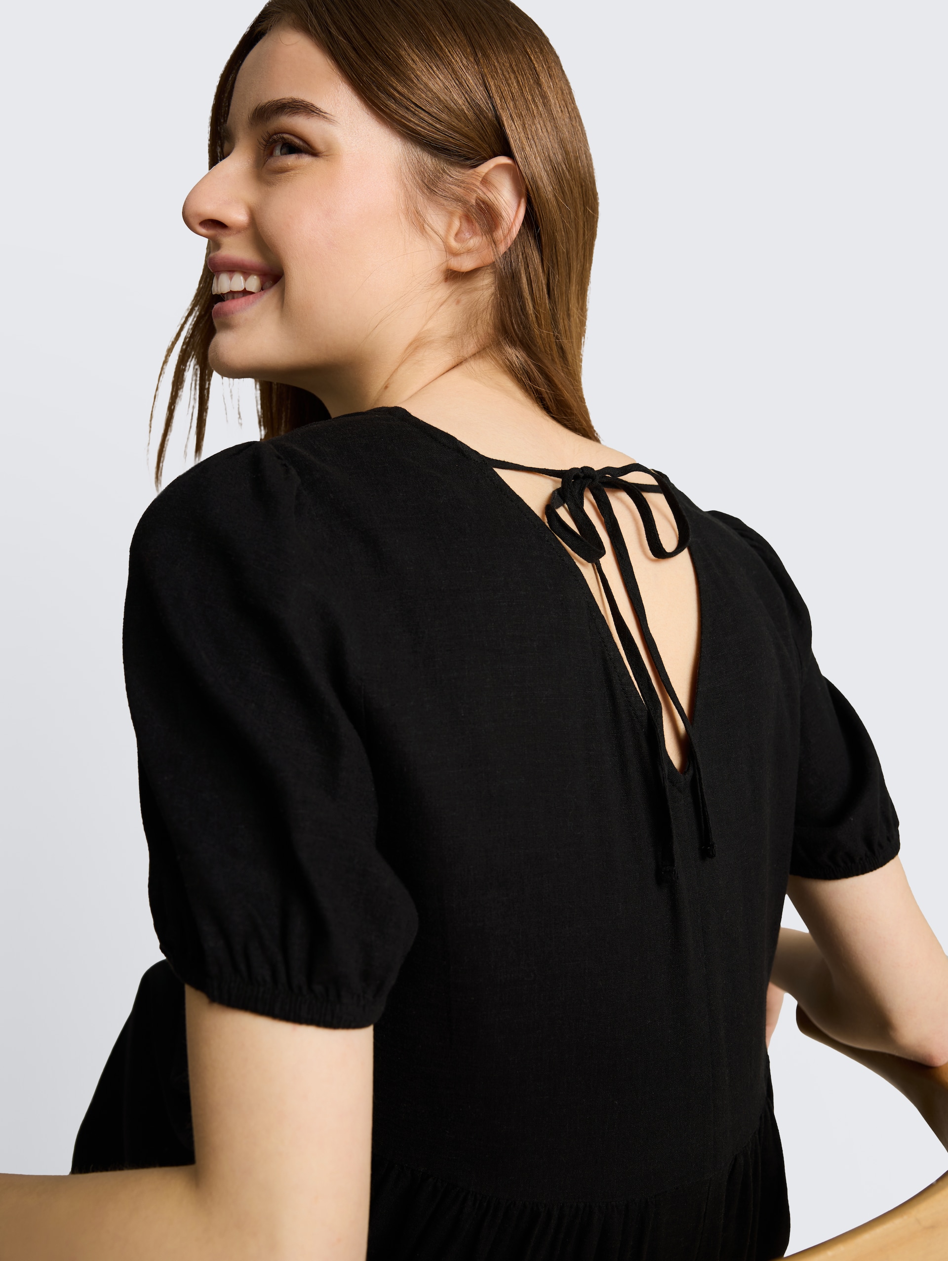 Midi-Kleid mit Leinenanteil - deep black - Detail-Model-Ansicht
