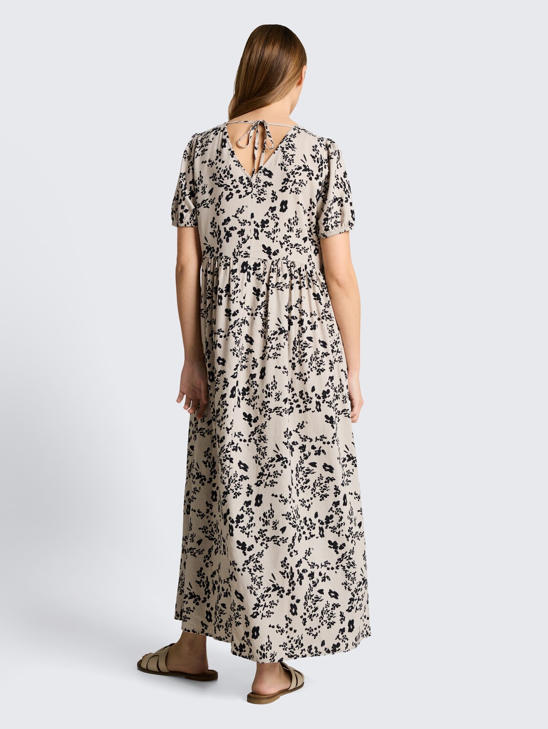 Midi-Kleid mit Leinenanteil - beige black flower print - Model-Rückansicht