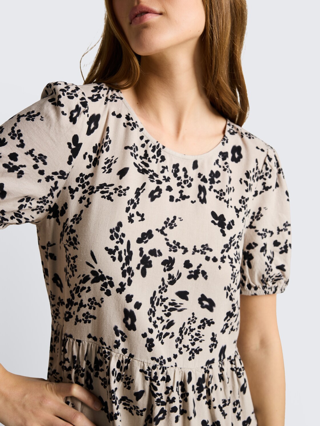 Midi-Kleid mit Leinenanteil - beige black flower print - Detail-Model-Ansicht