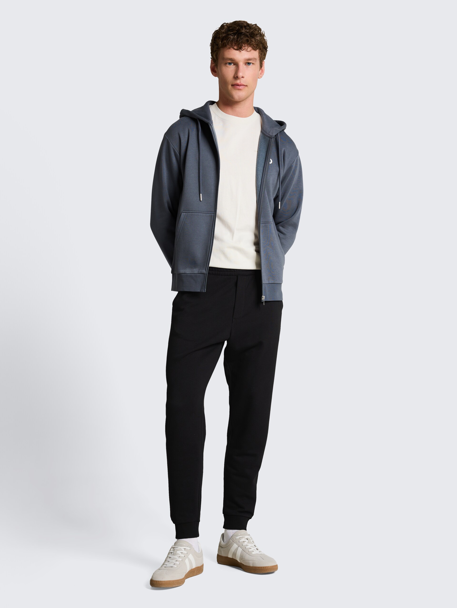 Basic Jogginghose - Black - Model-Vorderansicht