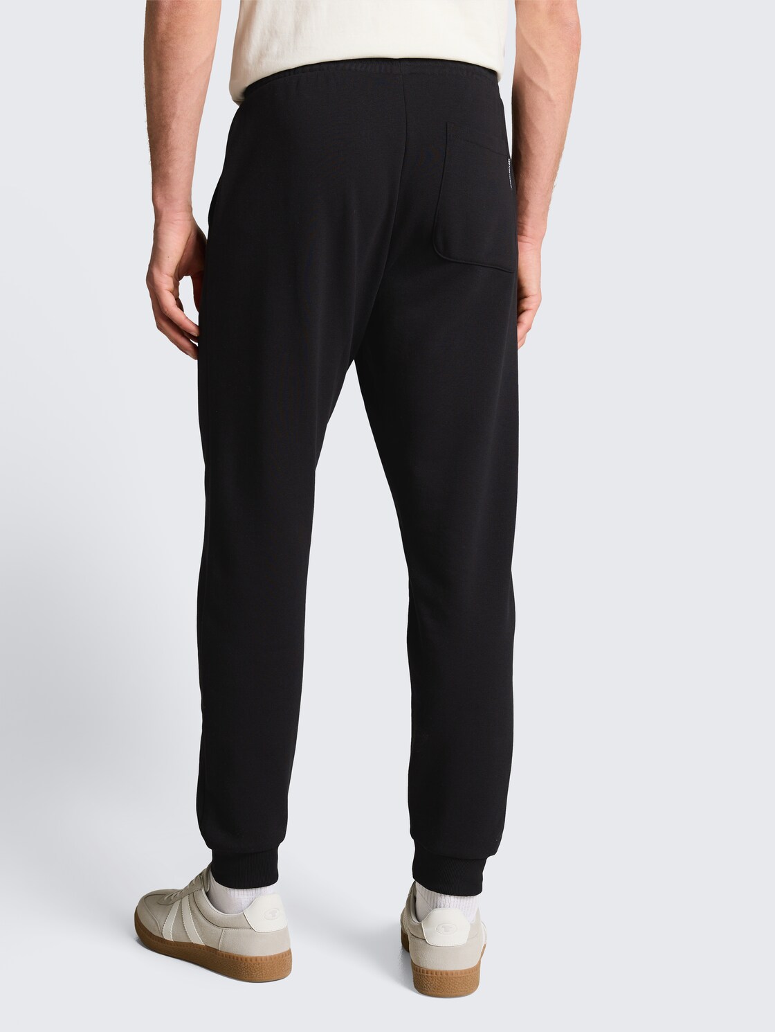 Basic Jogginghose - Black - Auschnitt Model-Rückansicht