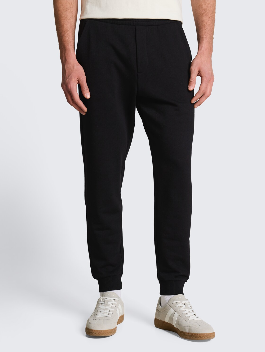 Basic Jogginghose - Black - Ausschnitt Model-Vorderansicht