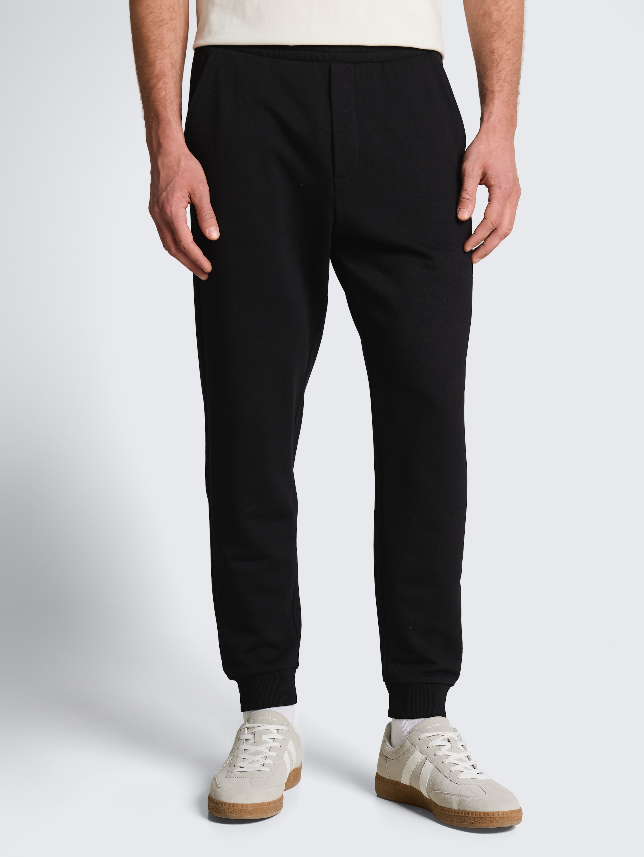 Basic Jogginghose - Black - Ausschnitt Model-Vorderansicht