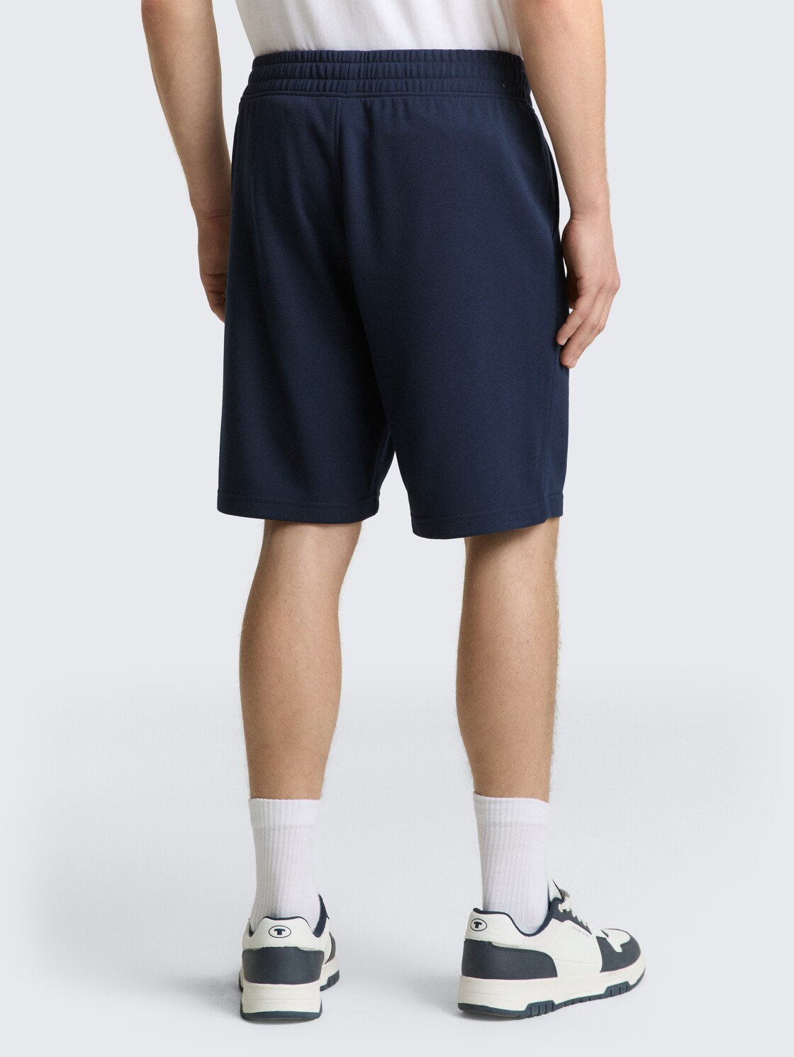 Relaxed Sweat-Shorts - sky captain blue - Auschnitt Model-Rückansicht