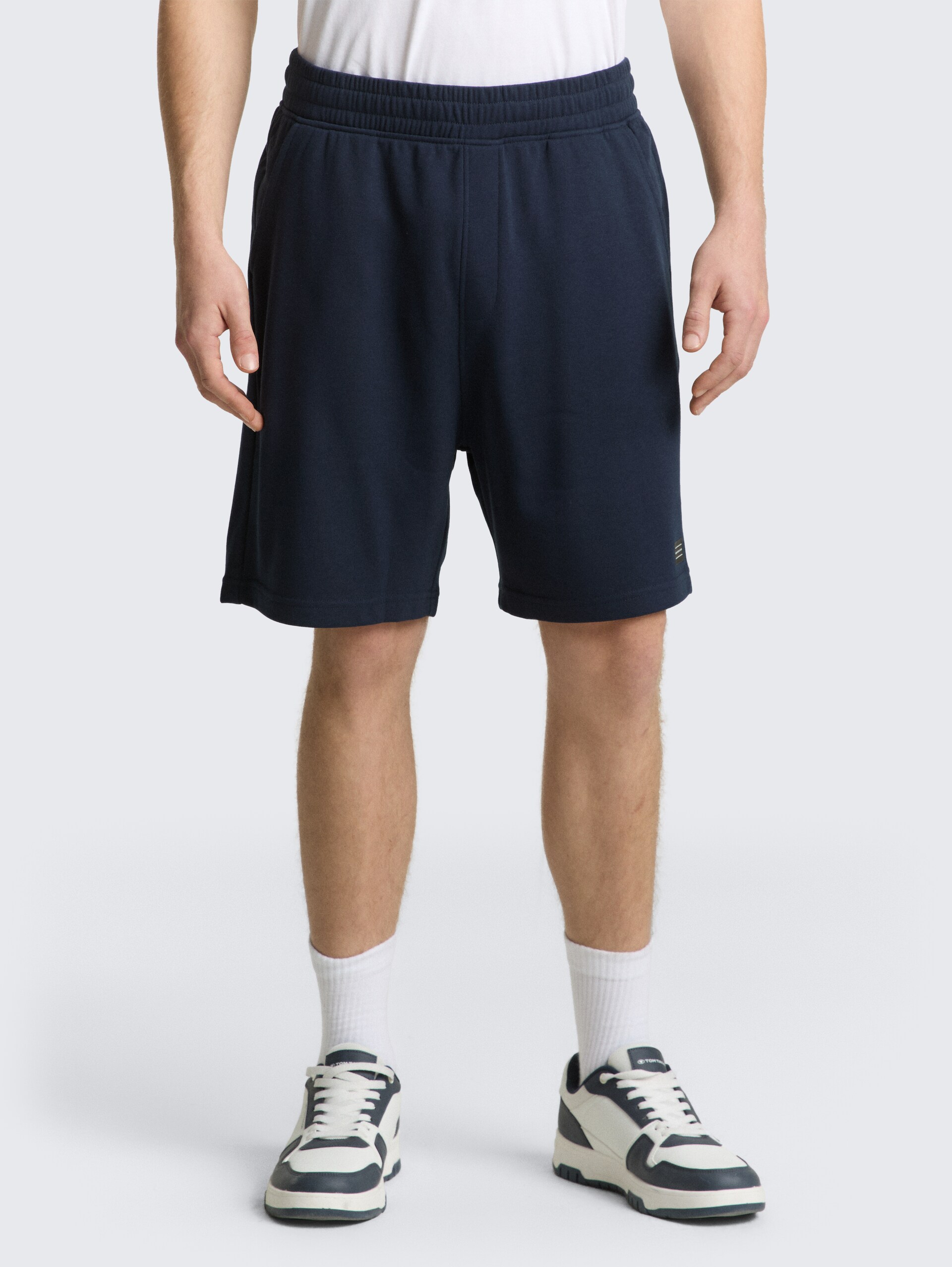 Relaxed Sweat-Shorts - sky captain blue - Ausschnitt Model-Vorderansicht