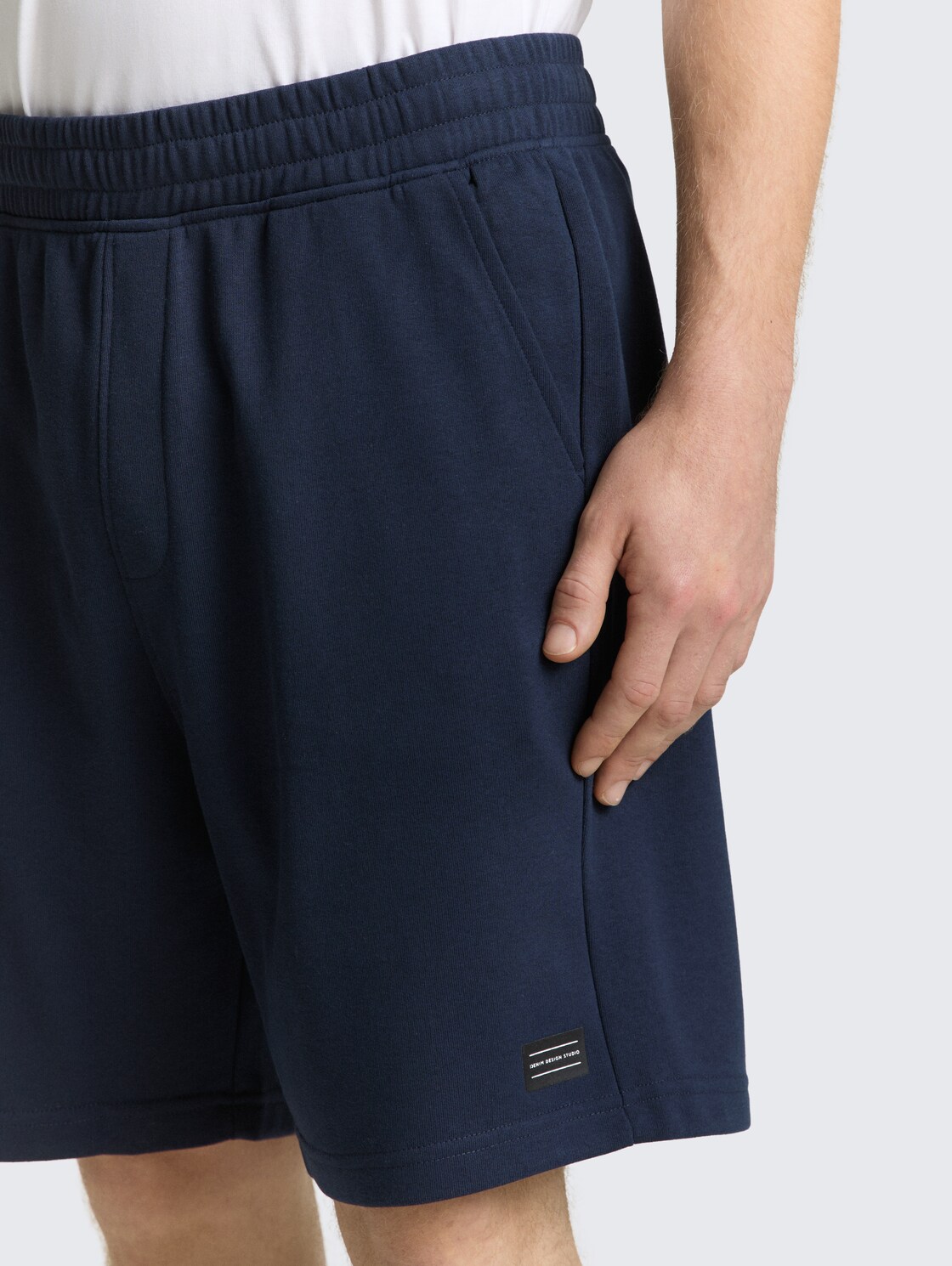 Relaxed Sweat-Shorts - sky captain blue - Detail-Model-Ansicht