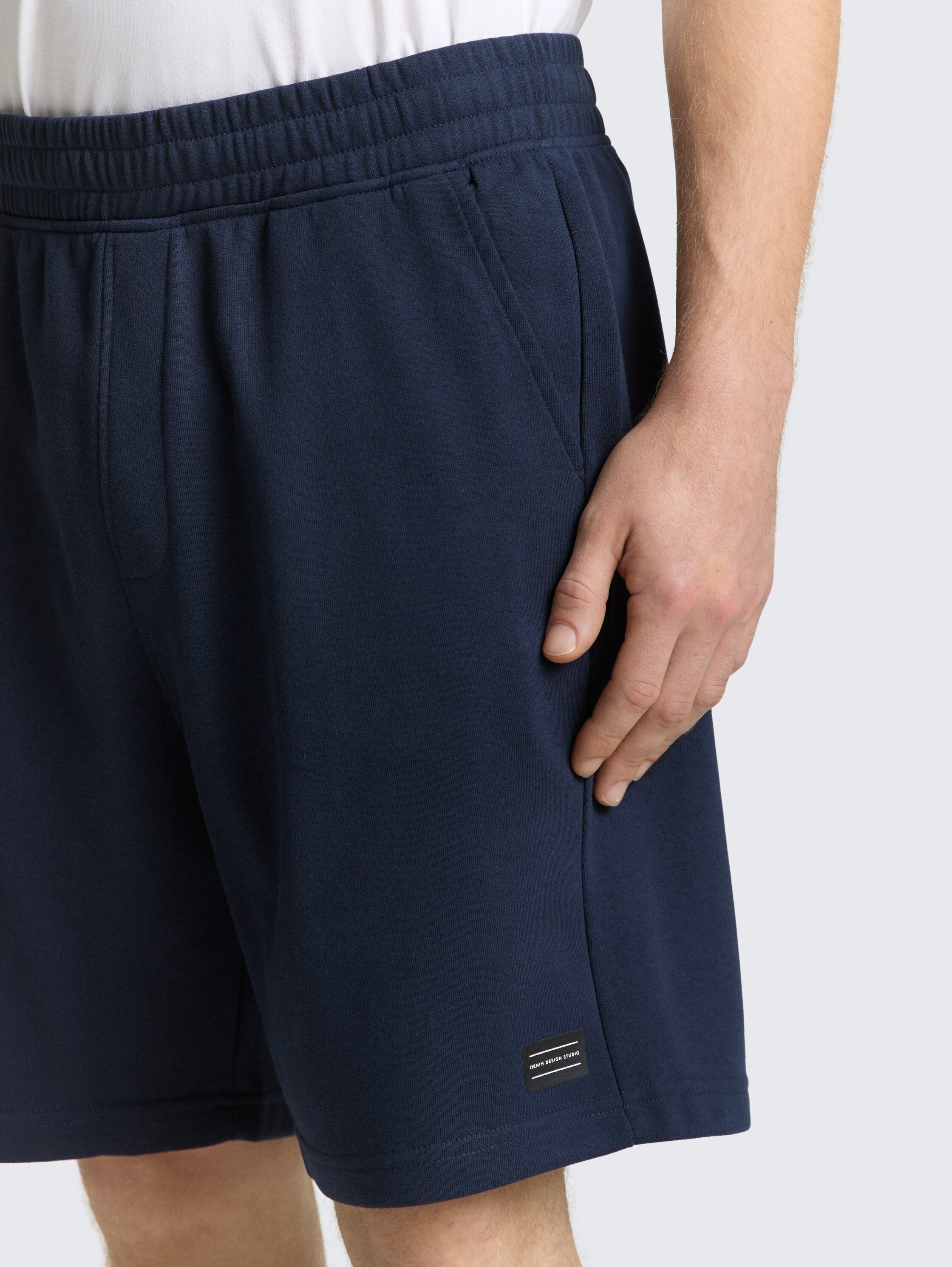 Relaxed Sweat-Shorts - sky captain blue - Detail-Model-Ansicht