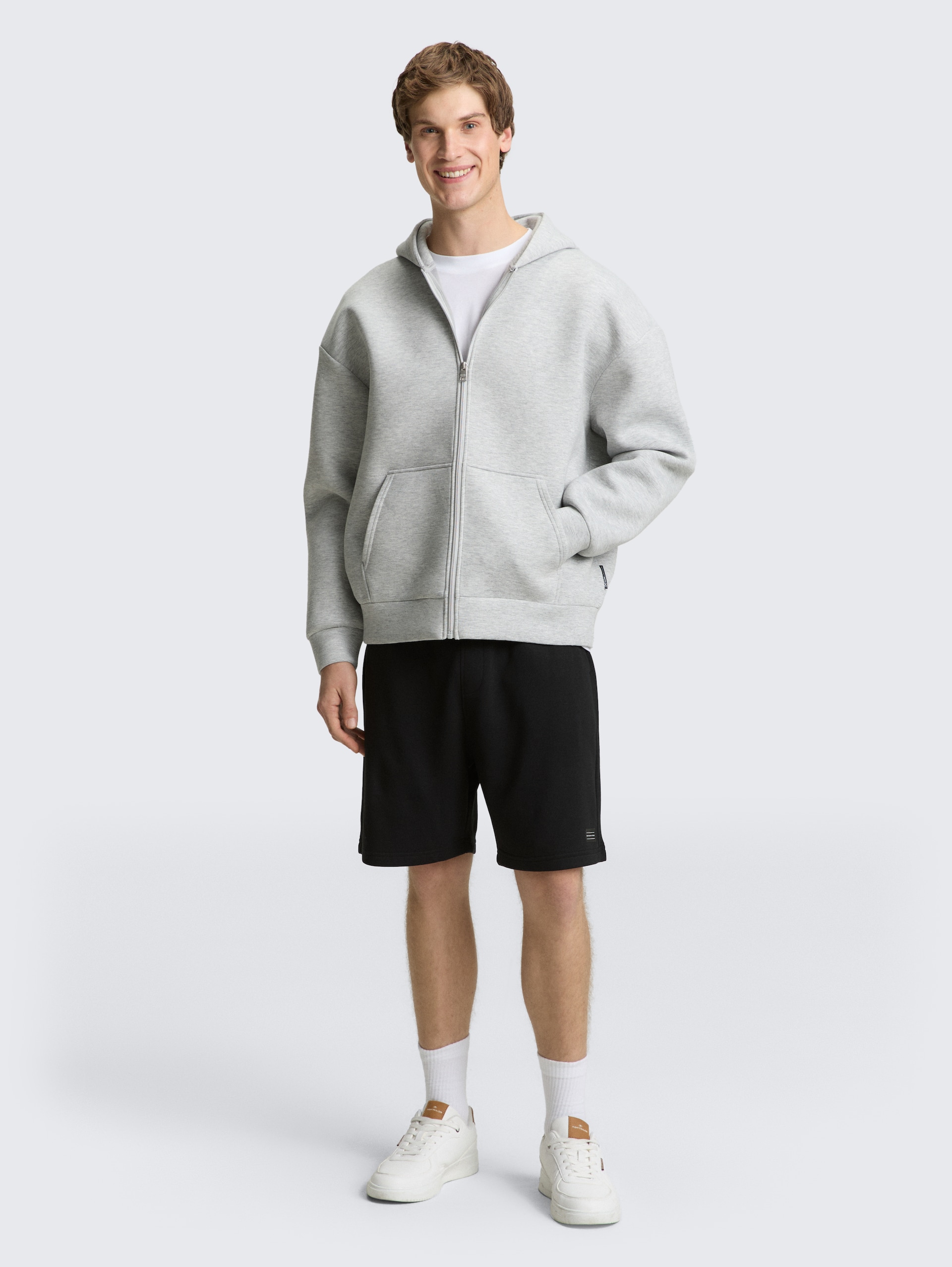 Relaxed Sweat-Shorts - Black - Model-Vorderansicht