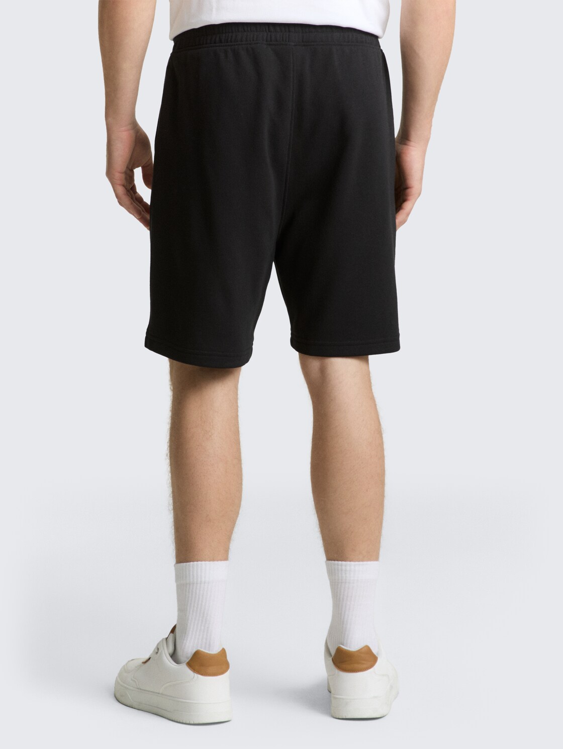 Relaxed Sweat-Shorts - Black - Auschnitt Model-Rückansicht